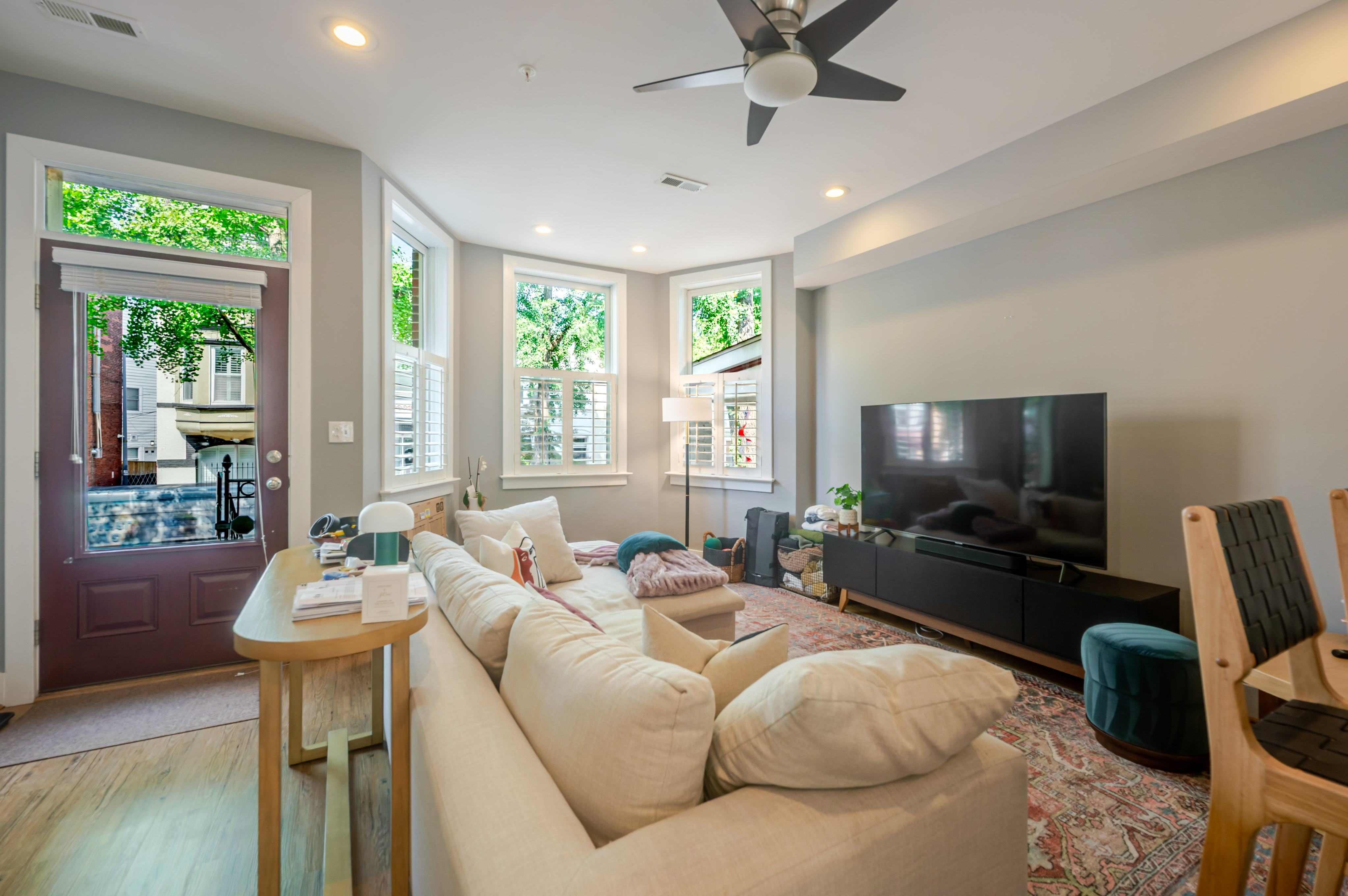 Gorgeous Bright Home in Unbeatable Location - Photo 3