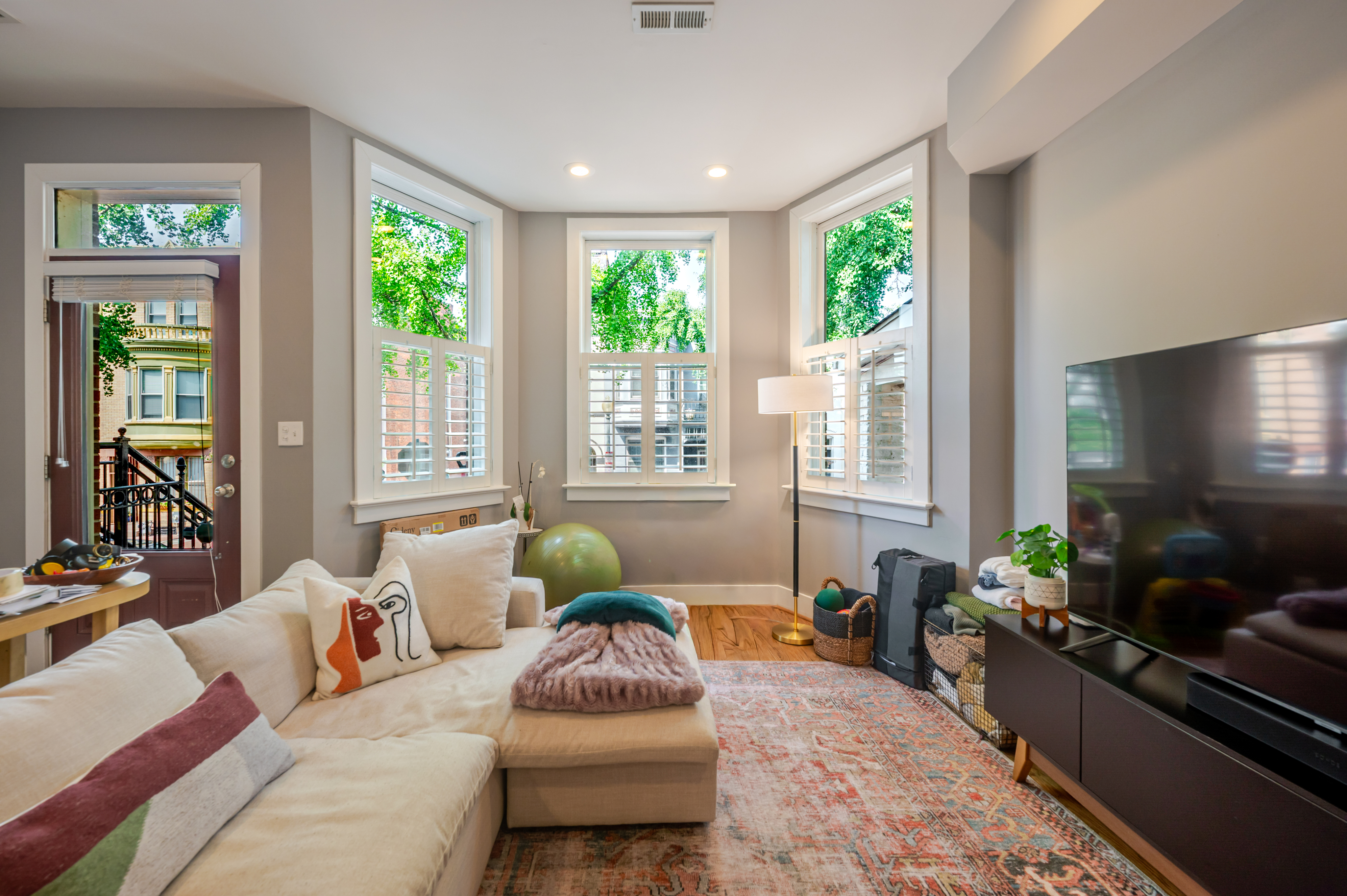 Gorgeous Bright Home in Unbeatable Location - Photo 4