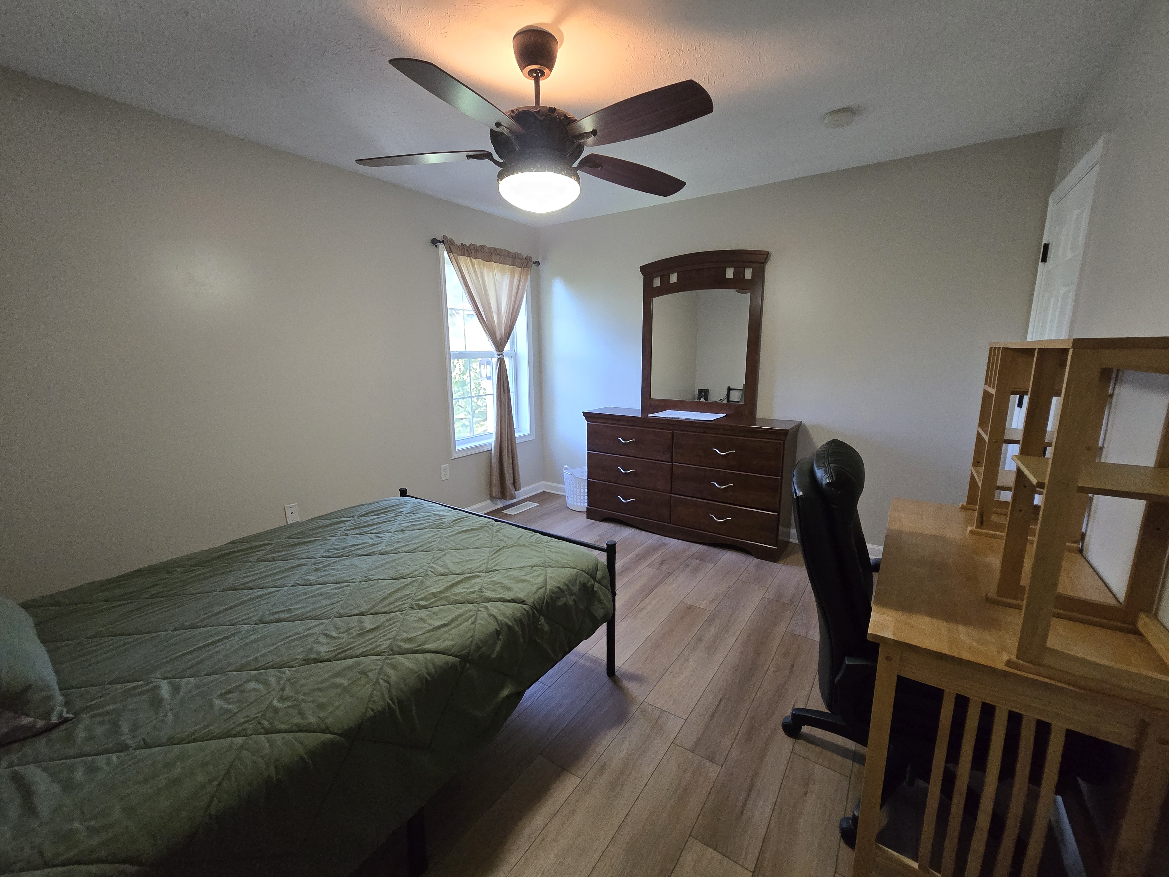 Primary suite with walk in closet and office space (Room 1) - Photo 2