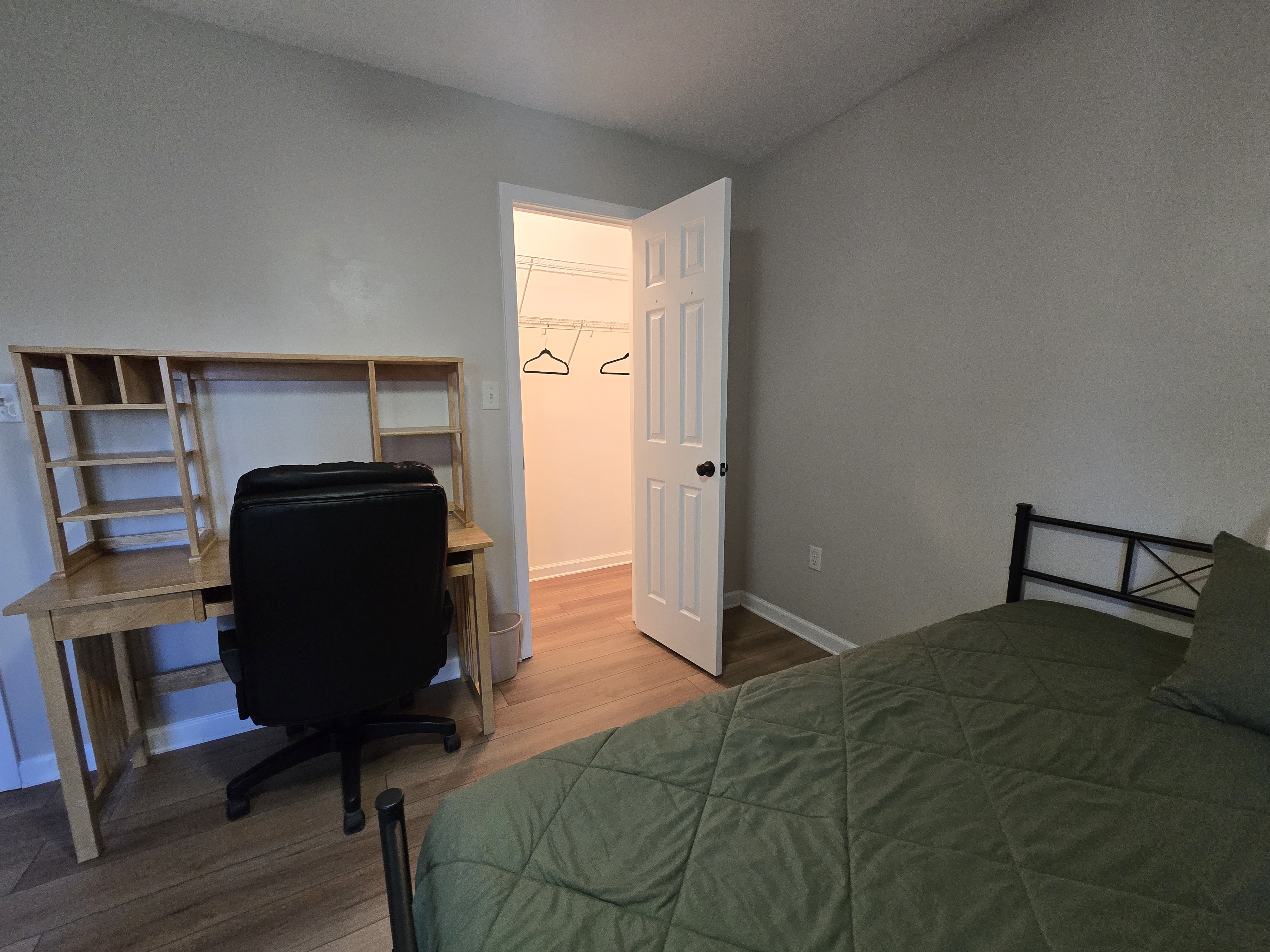 Primary suite with walk in closet and office space (Room 1) - Photo 3