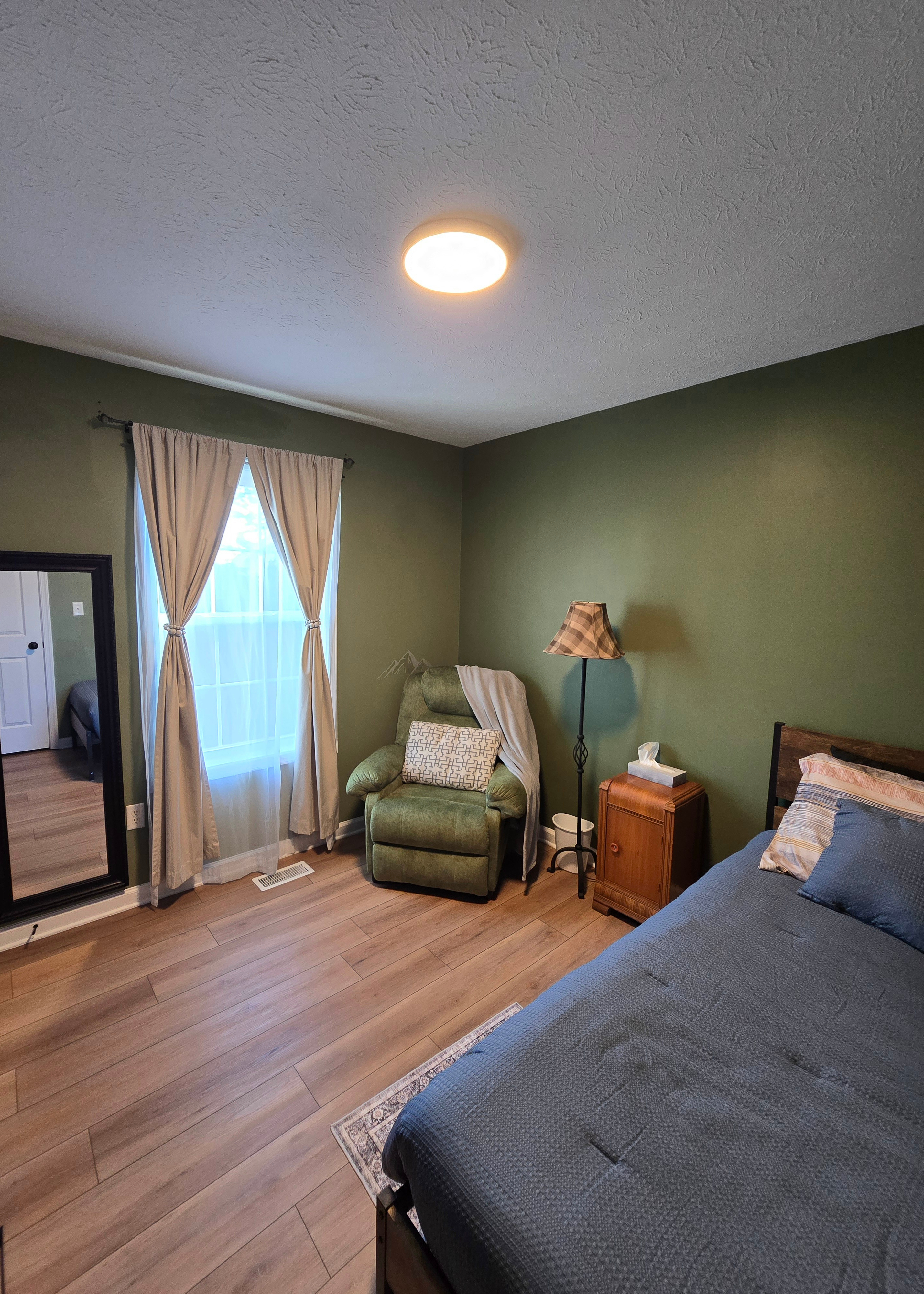 Primary suite with walk in closet and office space (Room 1) - Photo 1