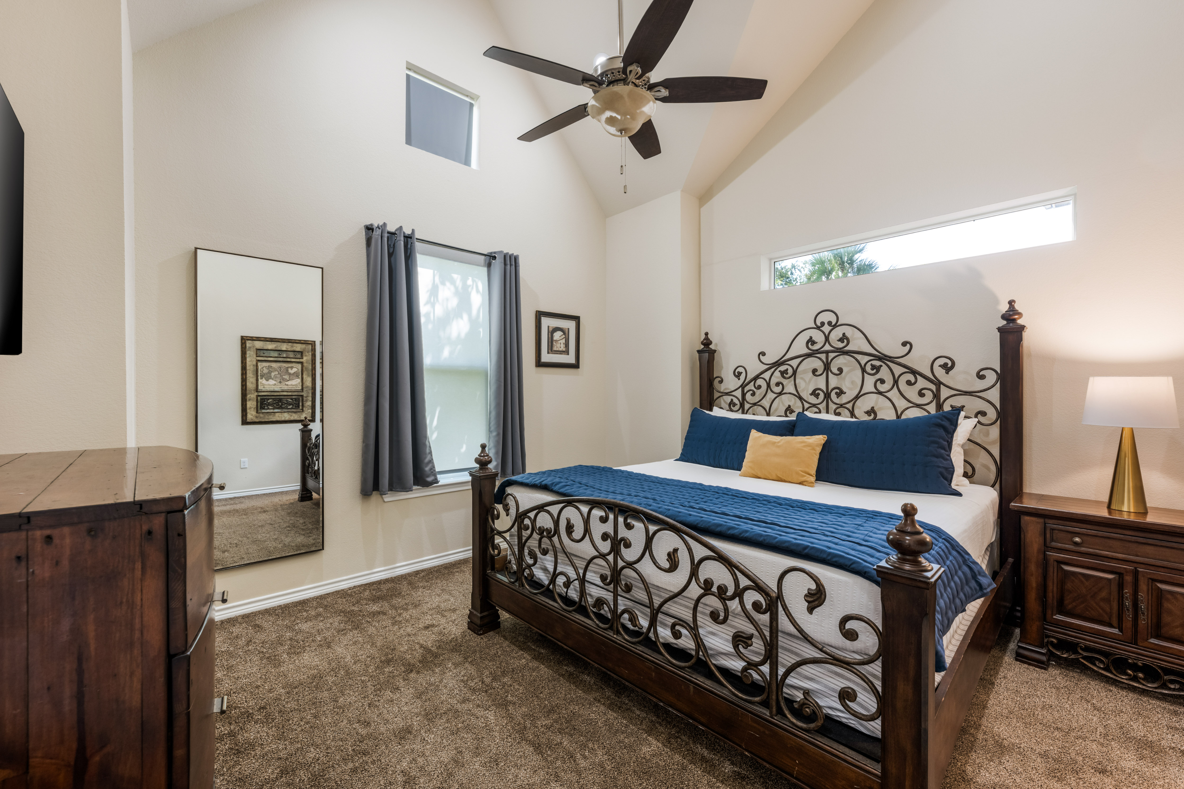 Russell Retreat: Stylish 2BR/2BA Modern Cottage - Photo 3
