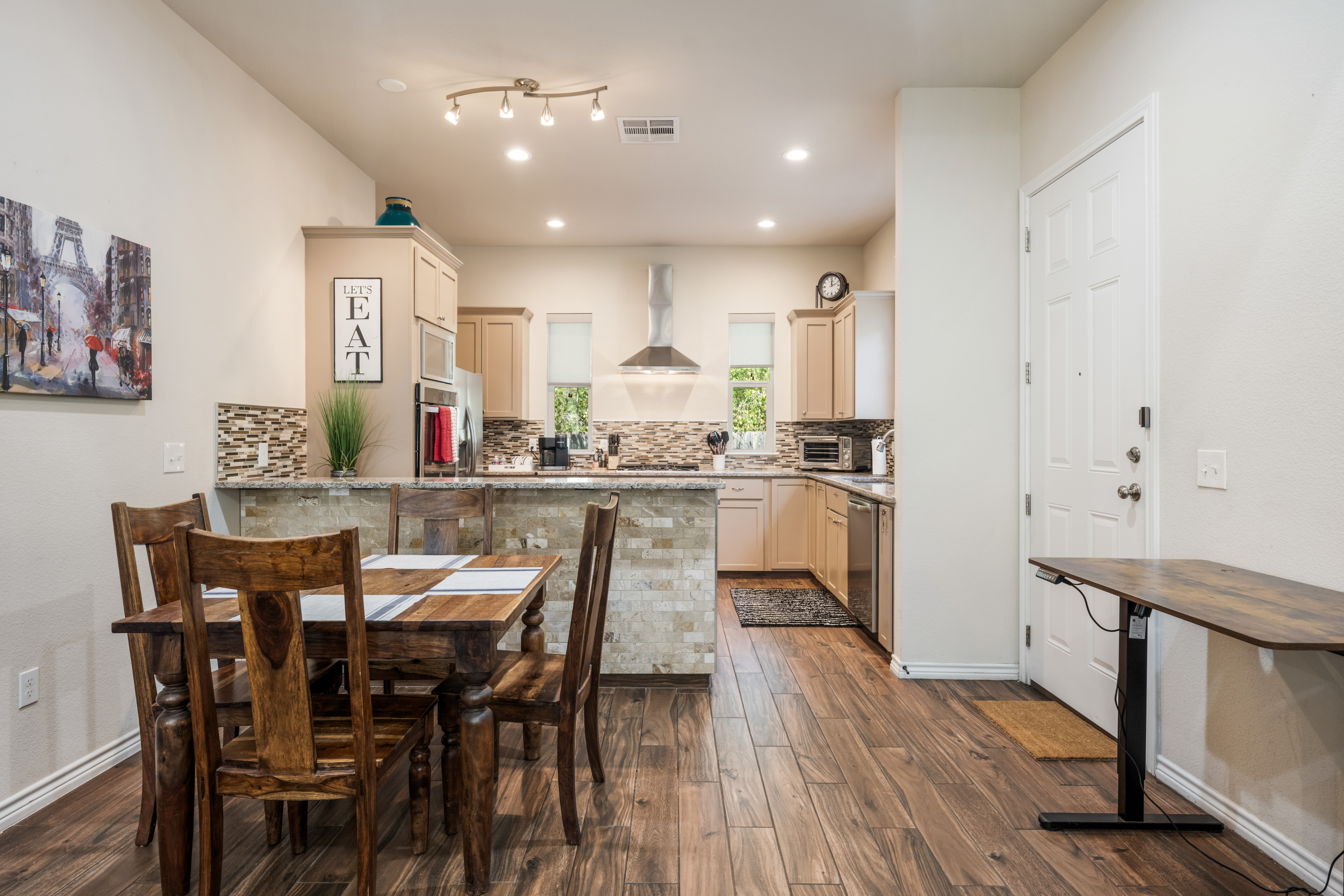 Russell Retreat: Stylish 2BR/2BA Modern Cottage - Photo 6