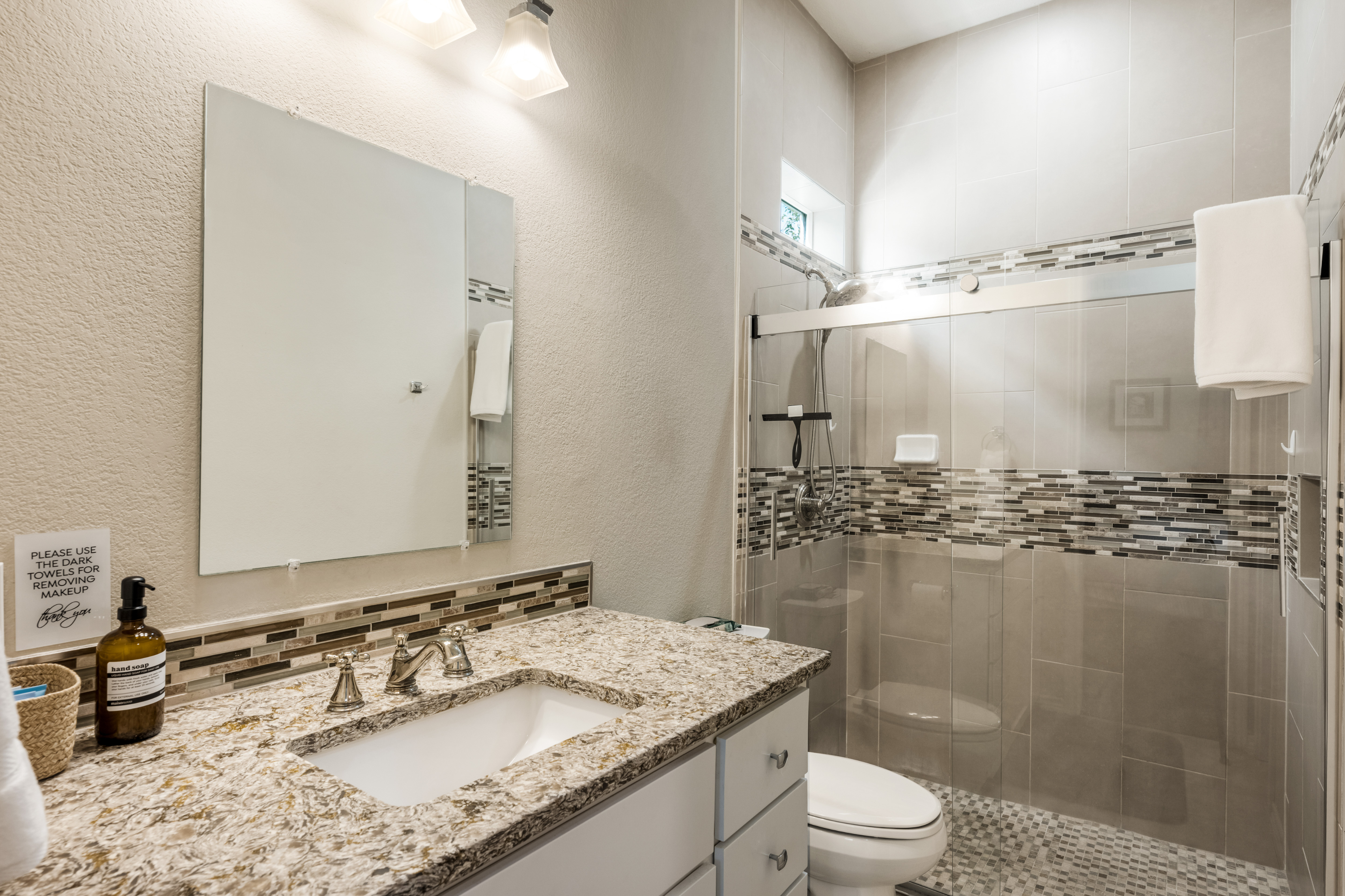 Russell Retreat: Stylish 2BR/2BA Modern Cottage - Photo 4
