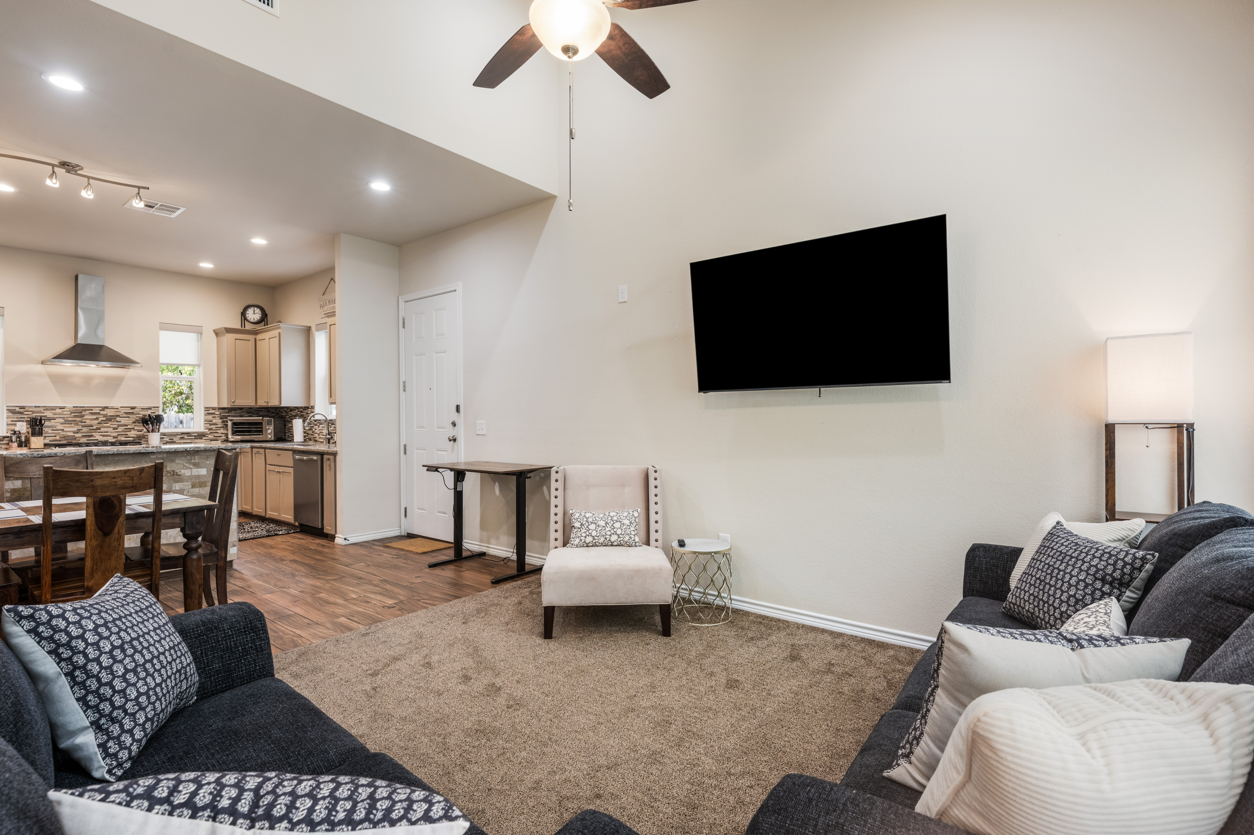 Russell Retreat: Stylish 2BR/2BA Modern Cottage - Photo 2