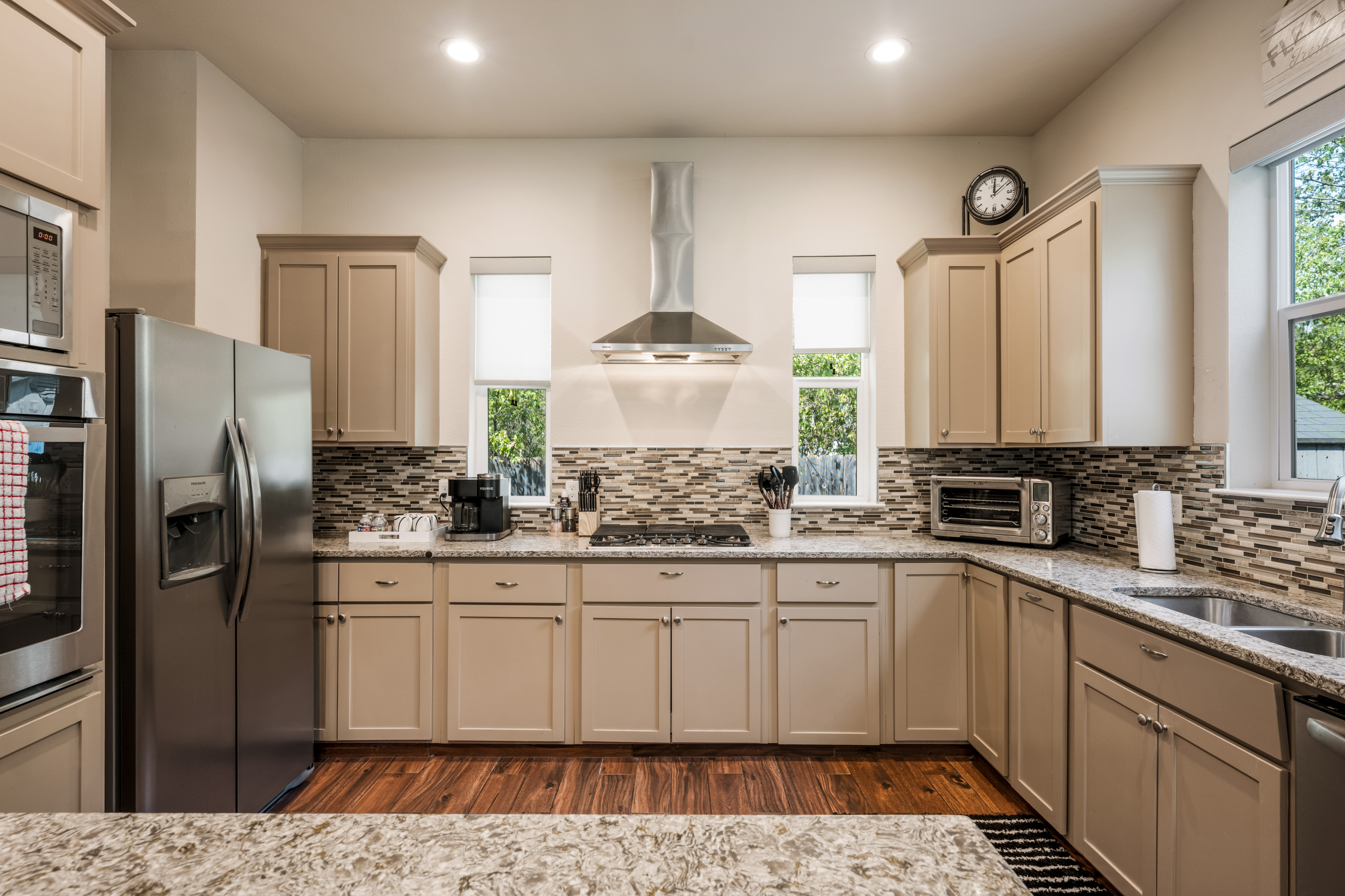 Russell Retreat: Stylish 2BR/2BA Modern Cottage - Photo 7