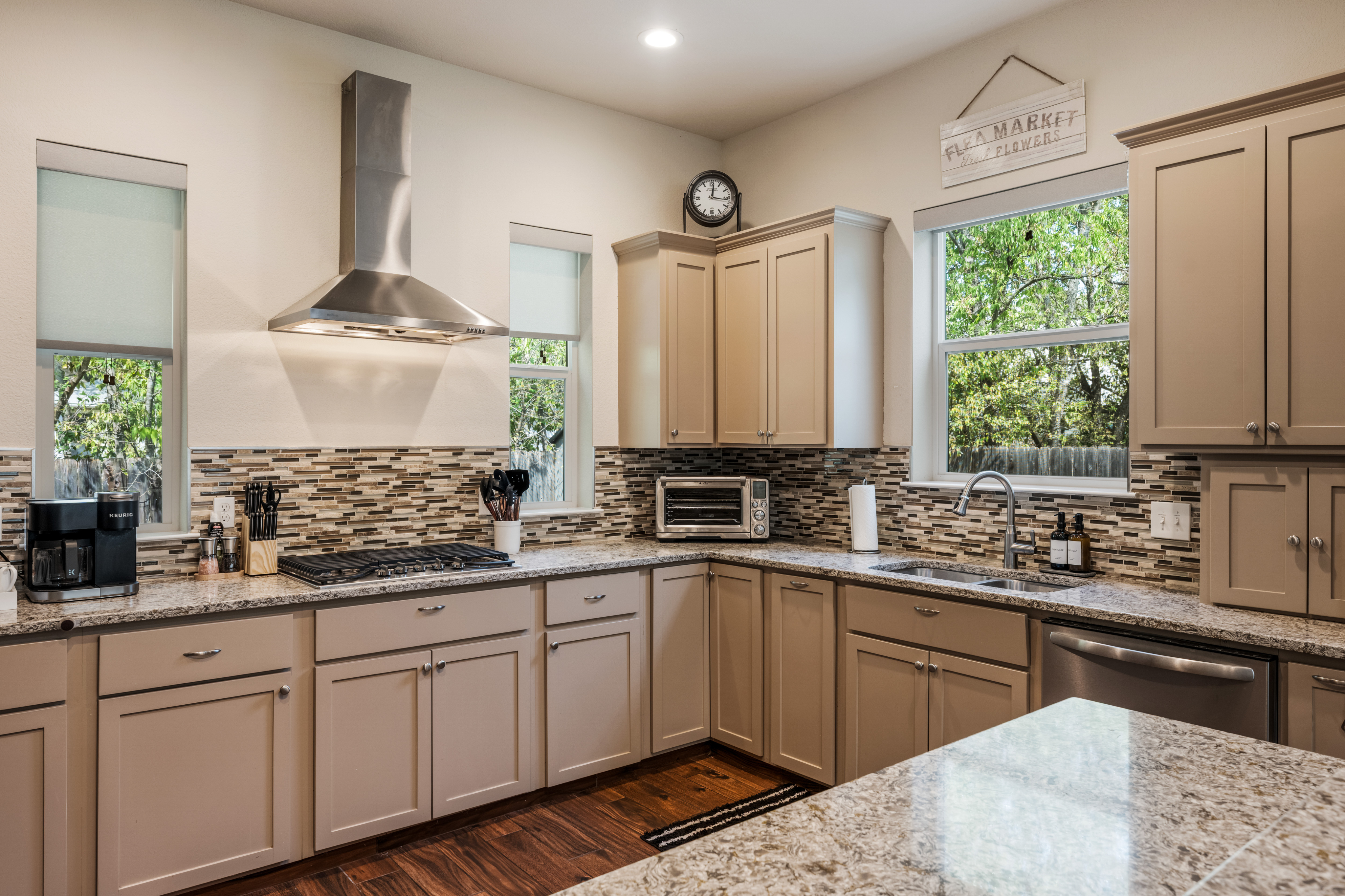 Russell Retreat: Stylish 2BR/2BA Modern Cottage - Photo 10