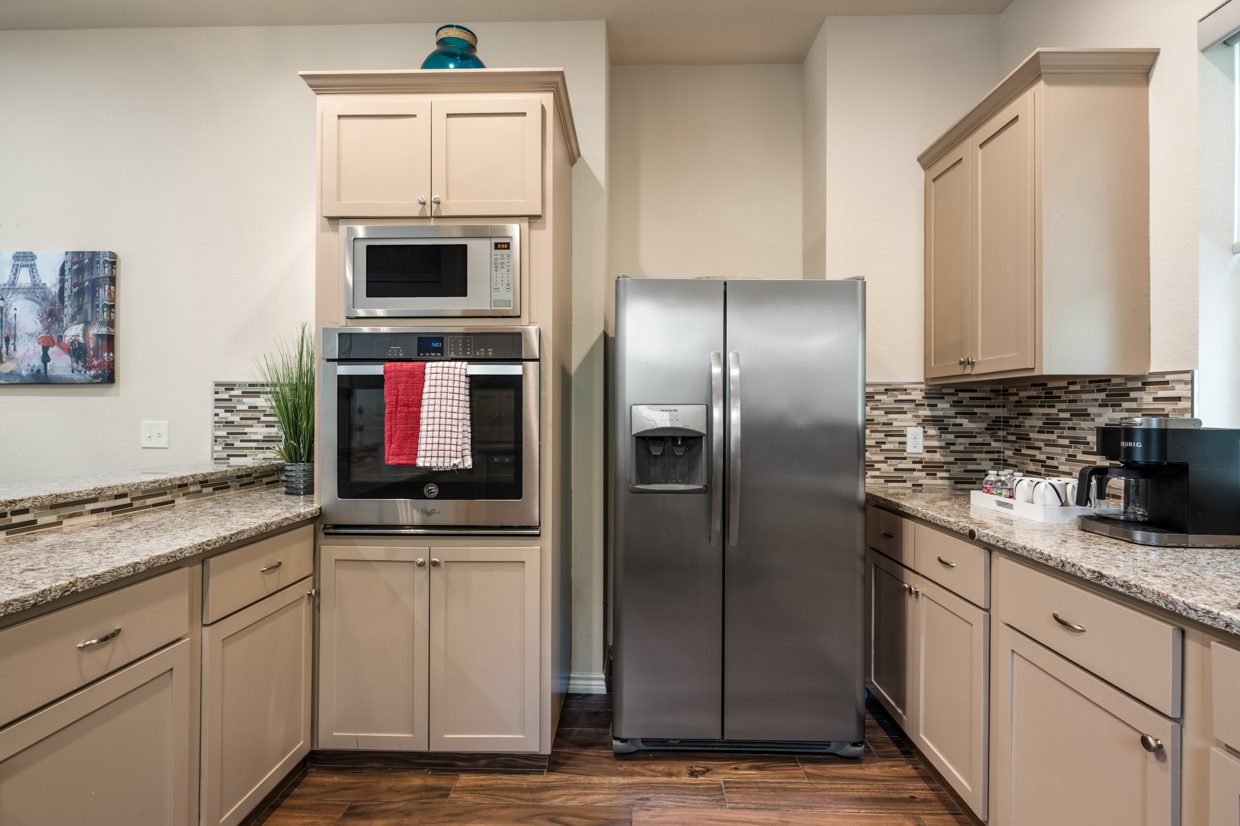 Russell Retreat: Stylish 2BR/2BA Modern Cottage - Photo 9