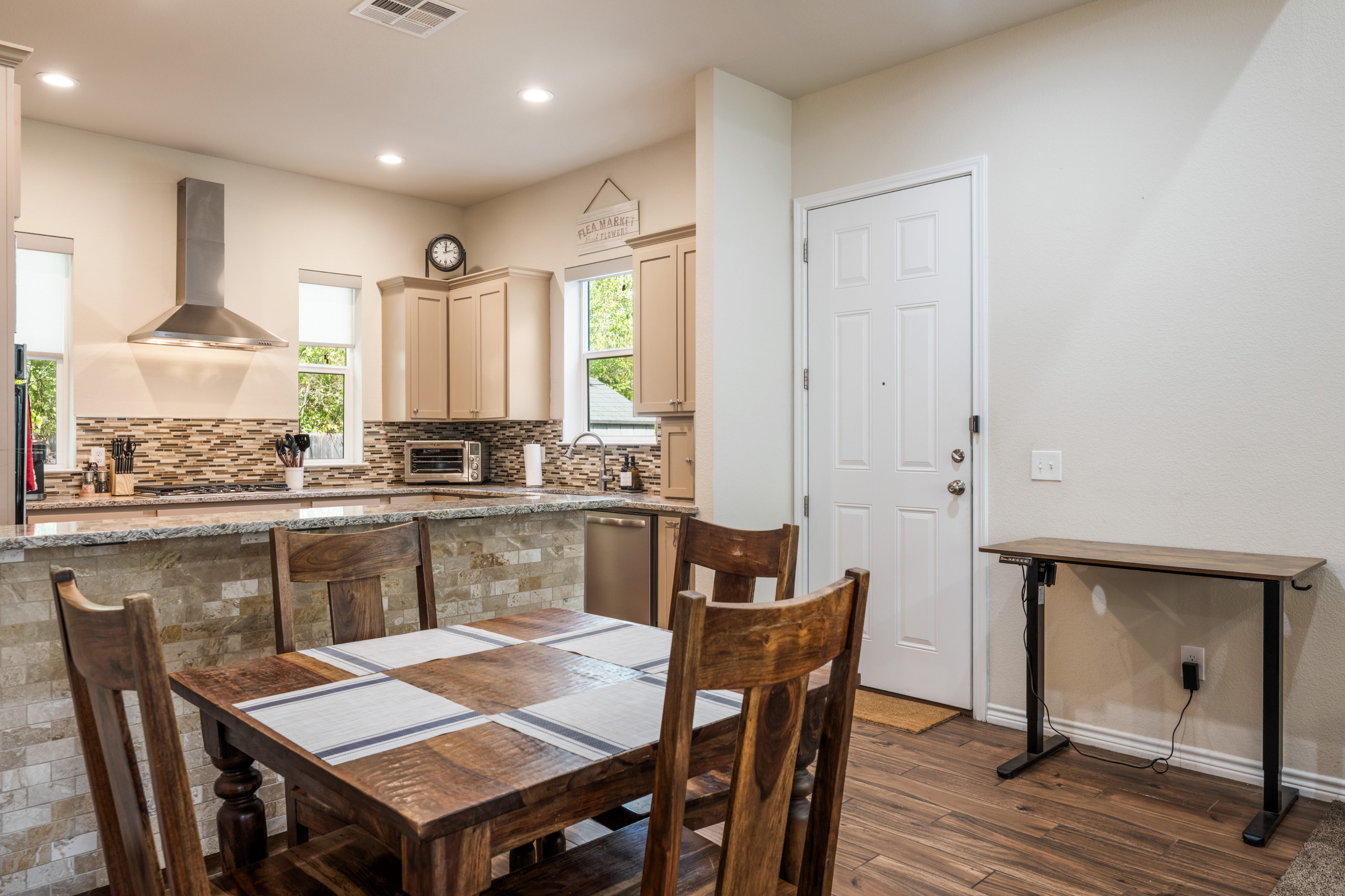 Russell Retreat: Stylish 2BR/2BA Modern Cottage - Photo 12