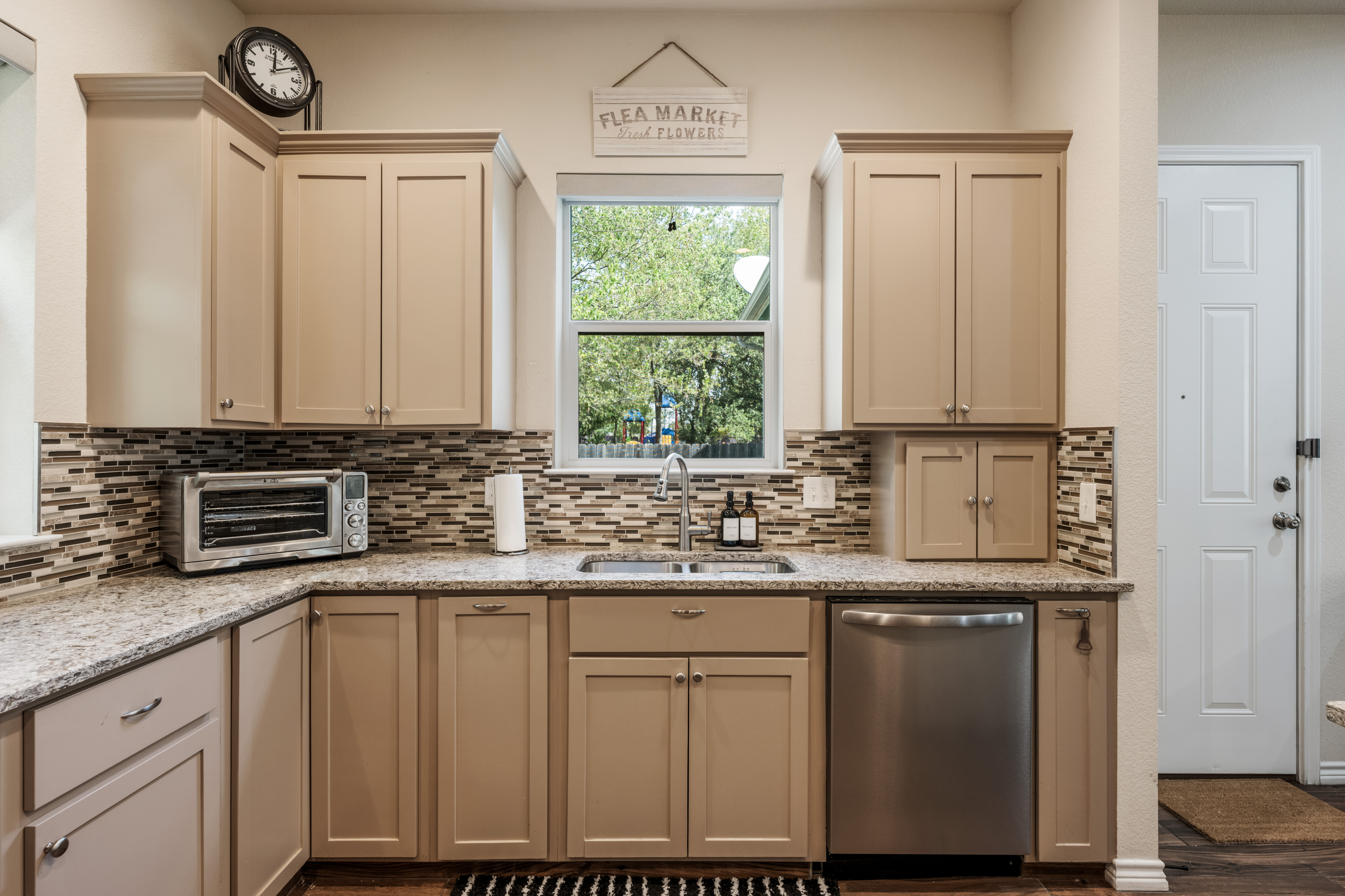 Russell Retreat: Stylish 2BR/2BA Modern Cottage - Photo 8