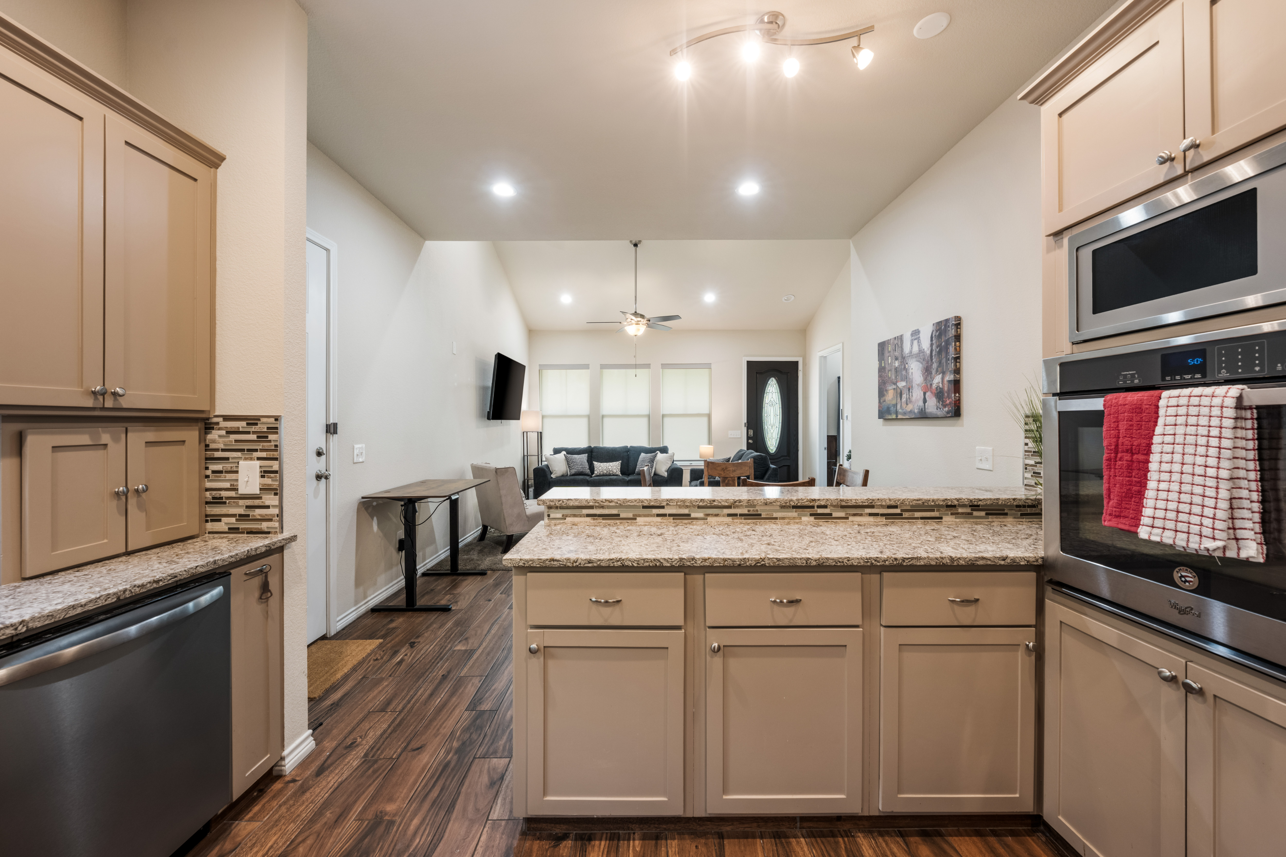 Russell Retreat: Stylish 2BR/2BA Modern Cottage - Photo 11