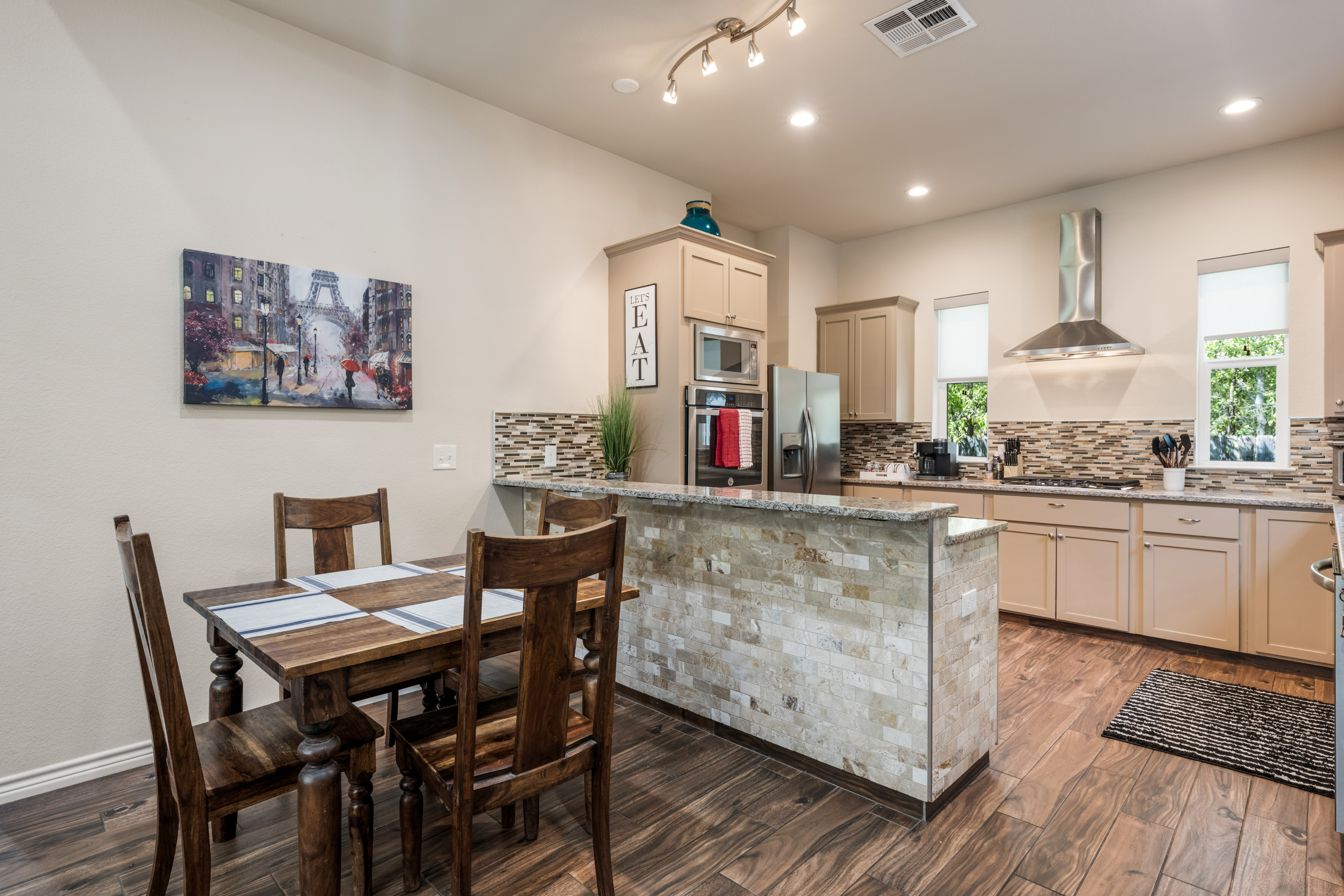 Russell Retreat: Stylish 2BR/2BA Modern Cottage - Photo 1