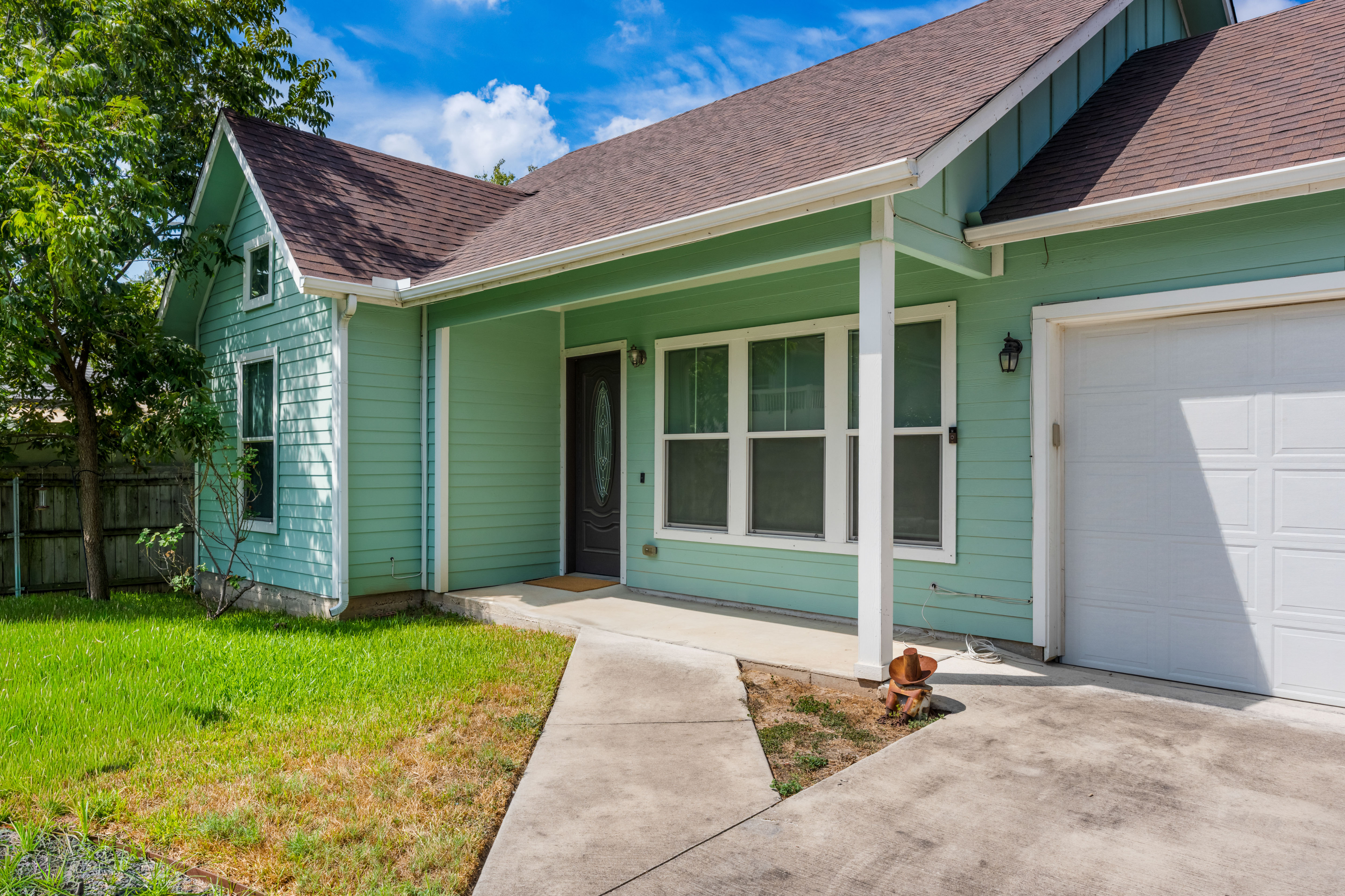 Russell Retreat: Stylish 2BR/2BA Modern Cottage - Photo 5