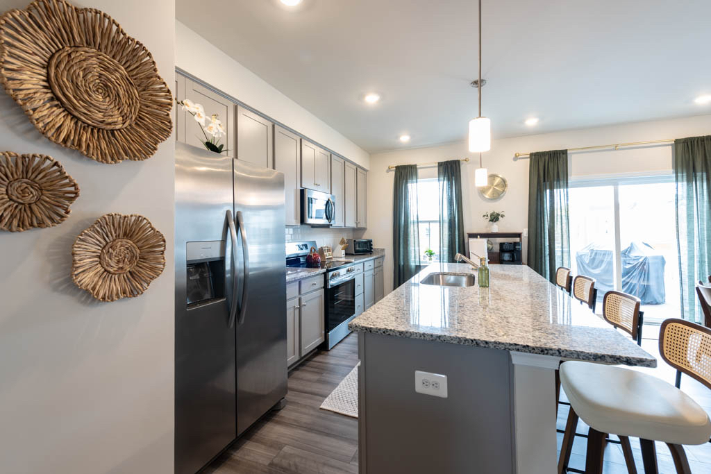Fully Furnished Lively Townhome - Photo 12