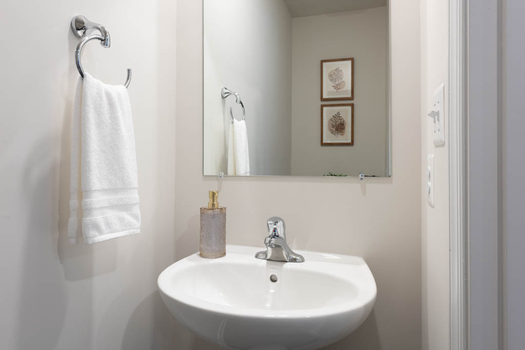 Fully Furnished Lively Townhome - Photo 5