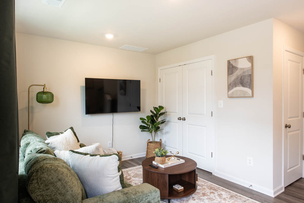Fully Furnished Lively Townhome - Photo 2