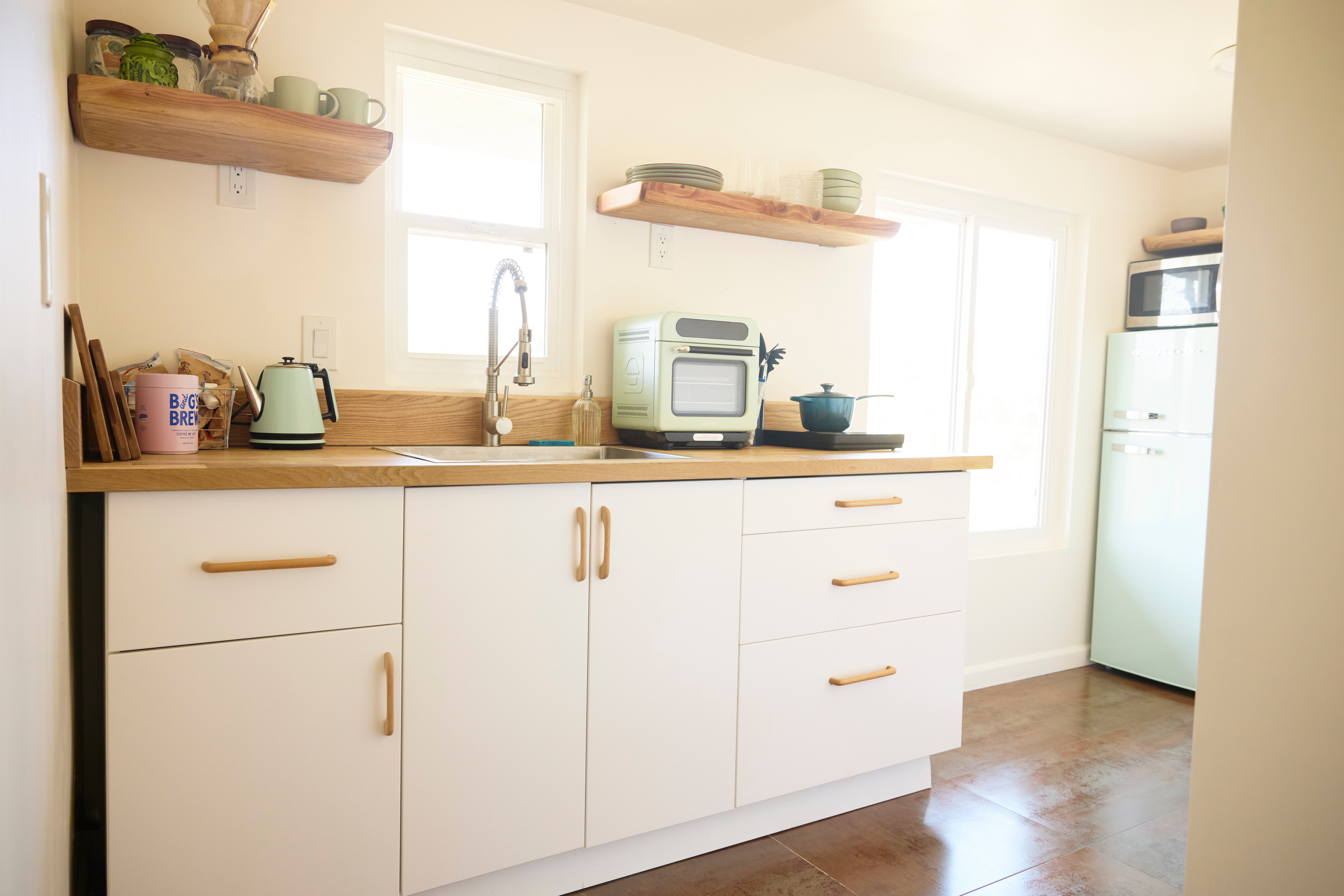Designer Studio, Huge Private Deck & Canyon Views - 12 Min to Adventist Glendale - Photo 6