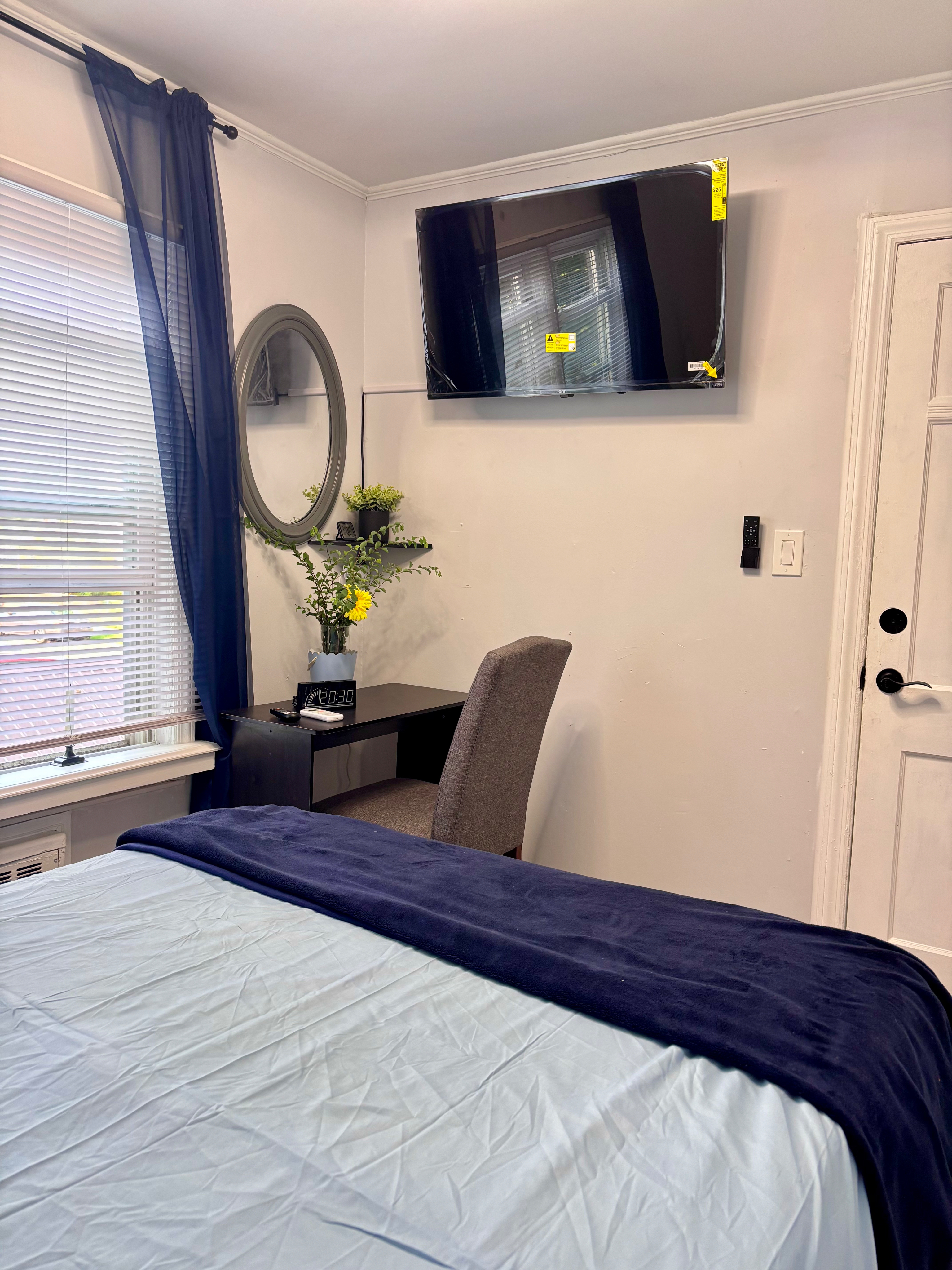 **"PEACEFUL HAVEN FOR HEALTHCARE & AVIATON PROFESSIONALS IN NYC- Flexible Terms Available"** - Photo 12