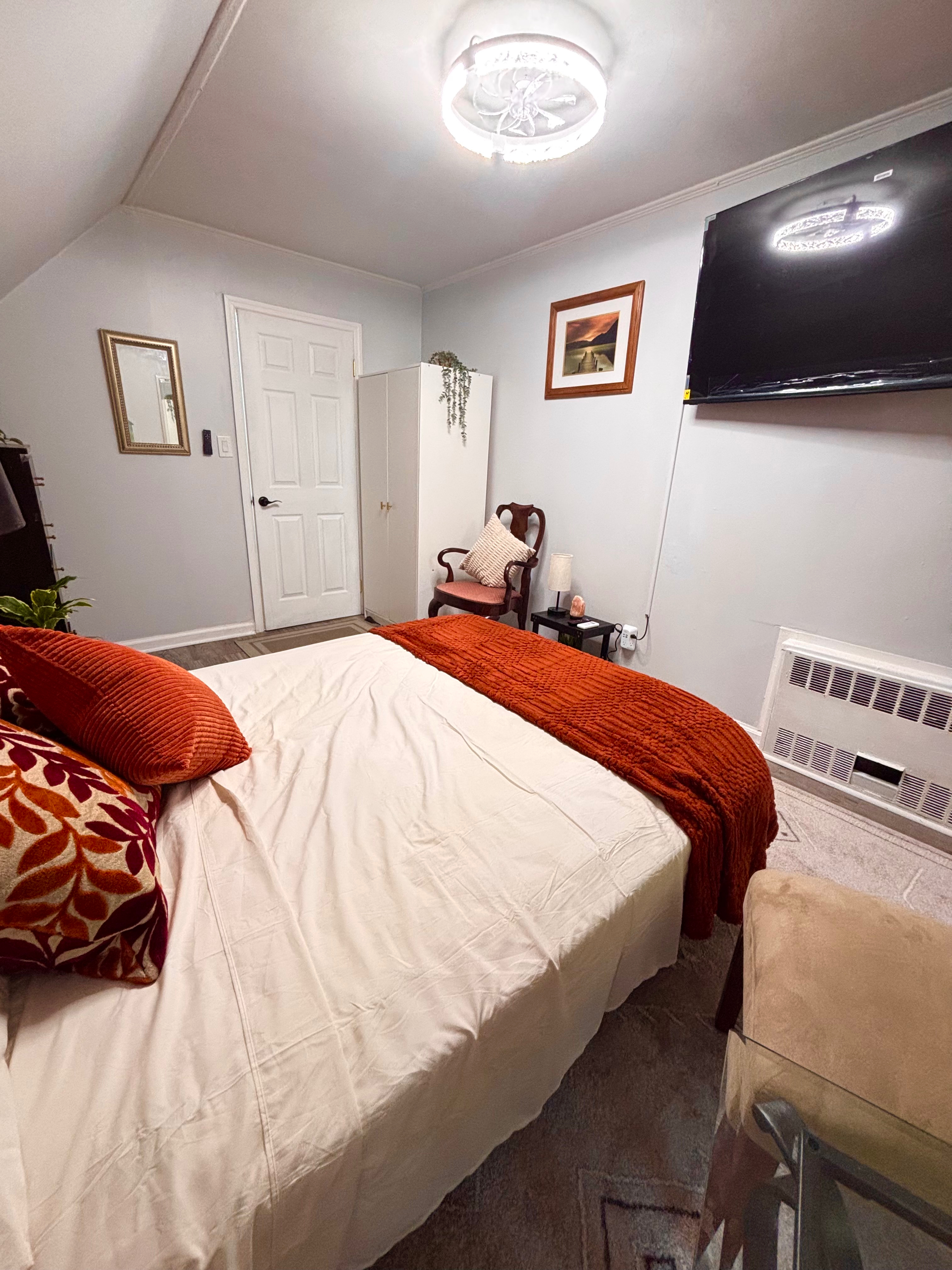 **"PEACEFUL HAVEN FOR HEALTHCARE & AVIATON PROFESSIONALS IN NYC- Flexible Terms Available"** - Photo 10