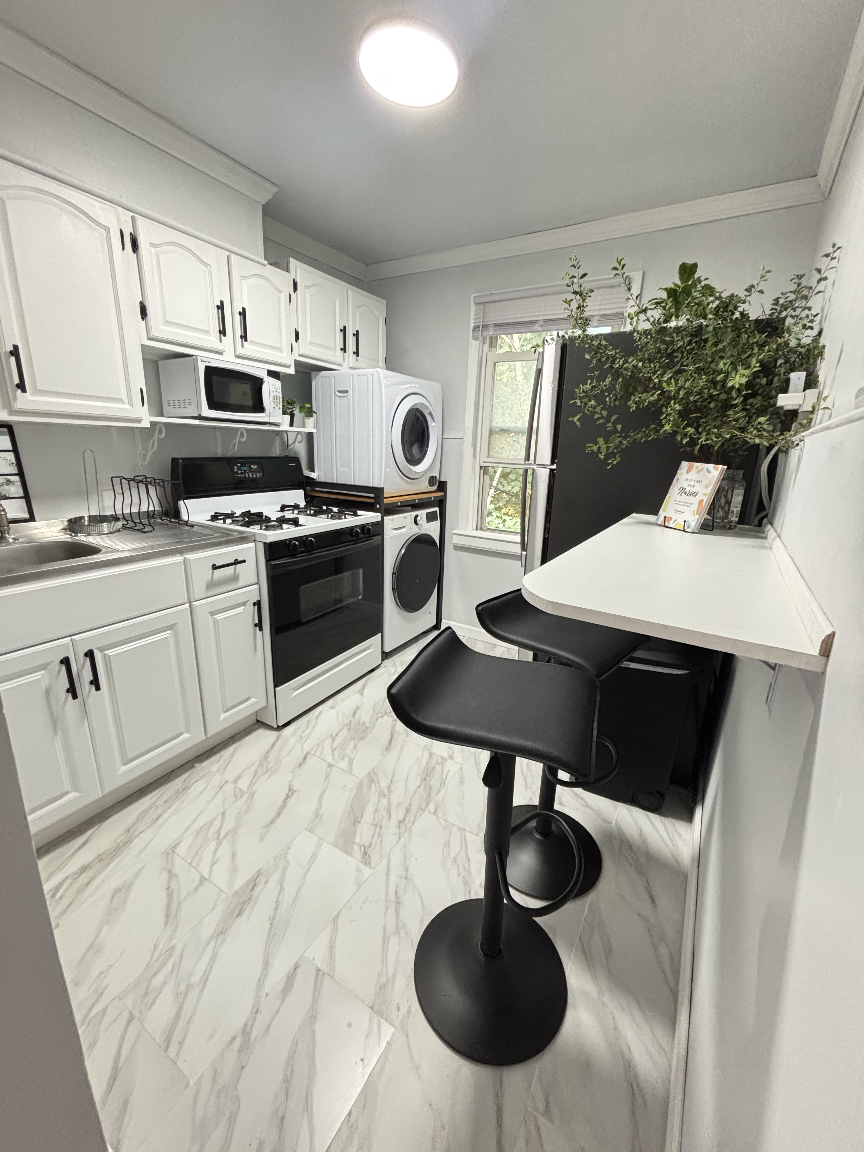 **"PEACEFUL HAVEN FOR HEALTHCARE & AVIATON PROFESSIONALS IN NYC- Flexible Terms Available"** - Photo 8