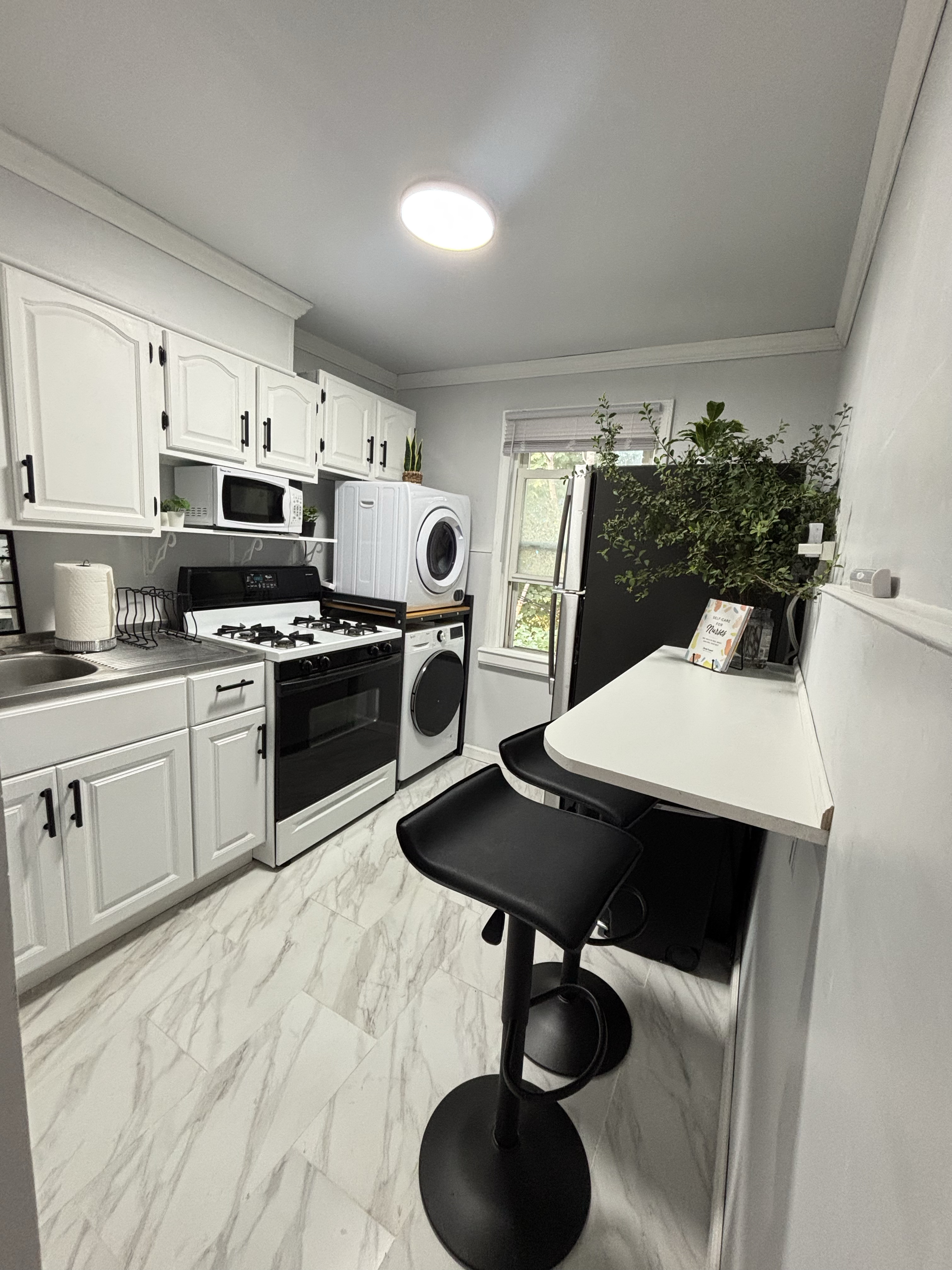 **"PEACEFUL HAVEN FOR HEALTHCARE & AVIATON PROFESSIONALS IN NYC- Flexible Terms Available"** - Photo 1
