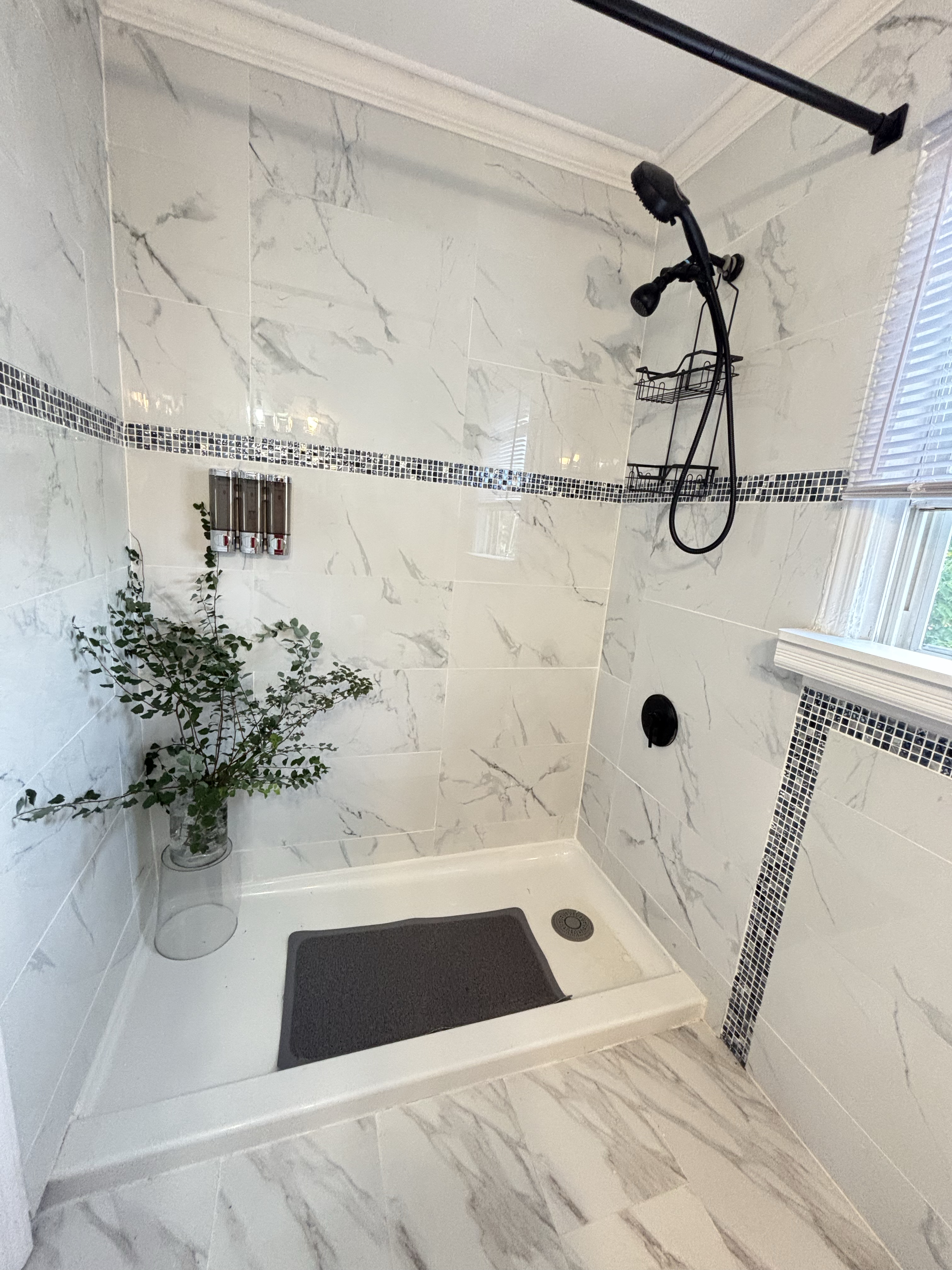 **"PEACEFUL HAVEN FOR HEALTHCARE & AVIATON PROFESSIONALS IN NYC- Flexible Terms Available"** - Photo 2