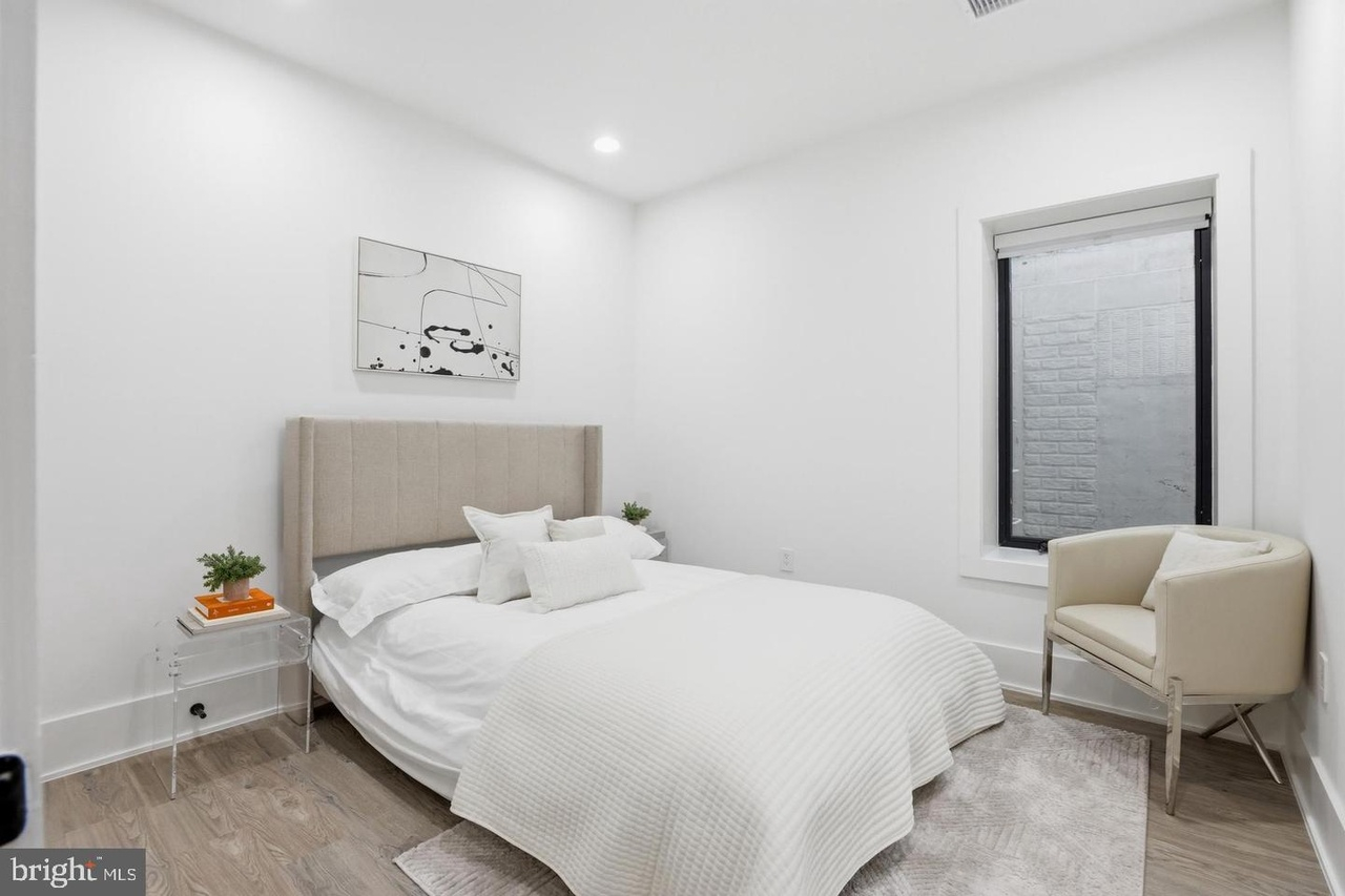 Captivating Furnished Condo With Modern Interiors, In-Unit Laundry & Assigned Parking - Photo 9
