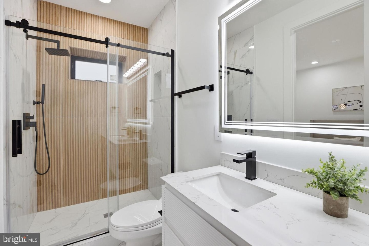 Captivating Furnished Condo With Modern Interiors, In-Unit Laundry & Assigned Parking - Photo 12
