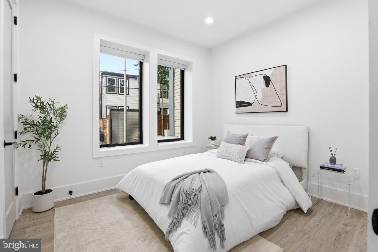Captivating Furnished Condo With Modern Interiors, In-Unit Laundry & Assigned Parking - Photo 5