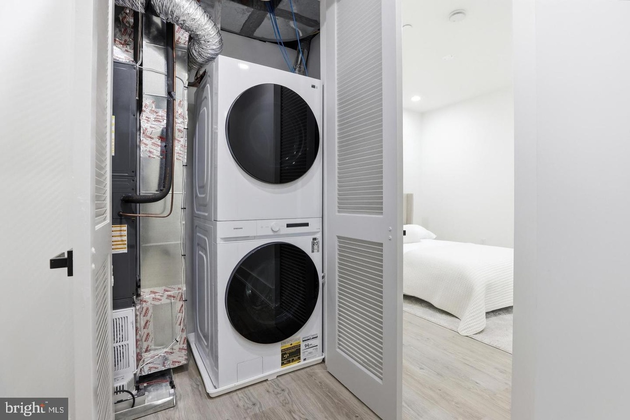 Captivating Furnished Condo With Modern Interiors, In-Unit Laundry & Assigned Parking - Photo 10