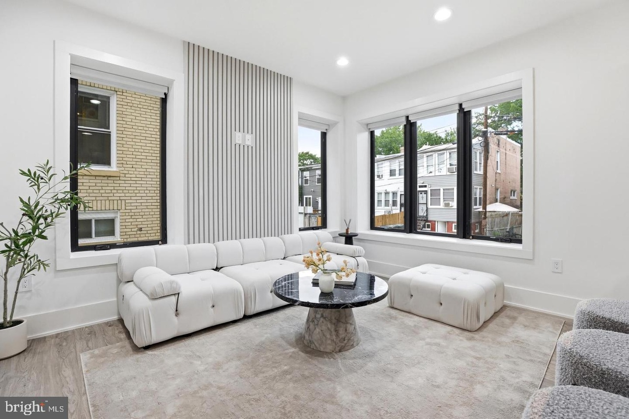 Captivating Furnished Condo With Modern Interiors, In-Unit Laundry & Assigned Parking - Photo 3