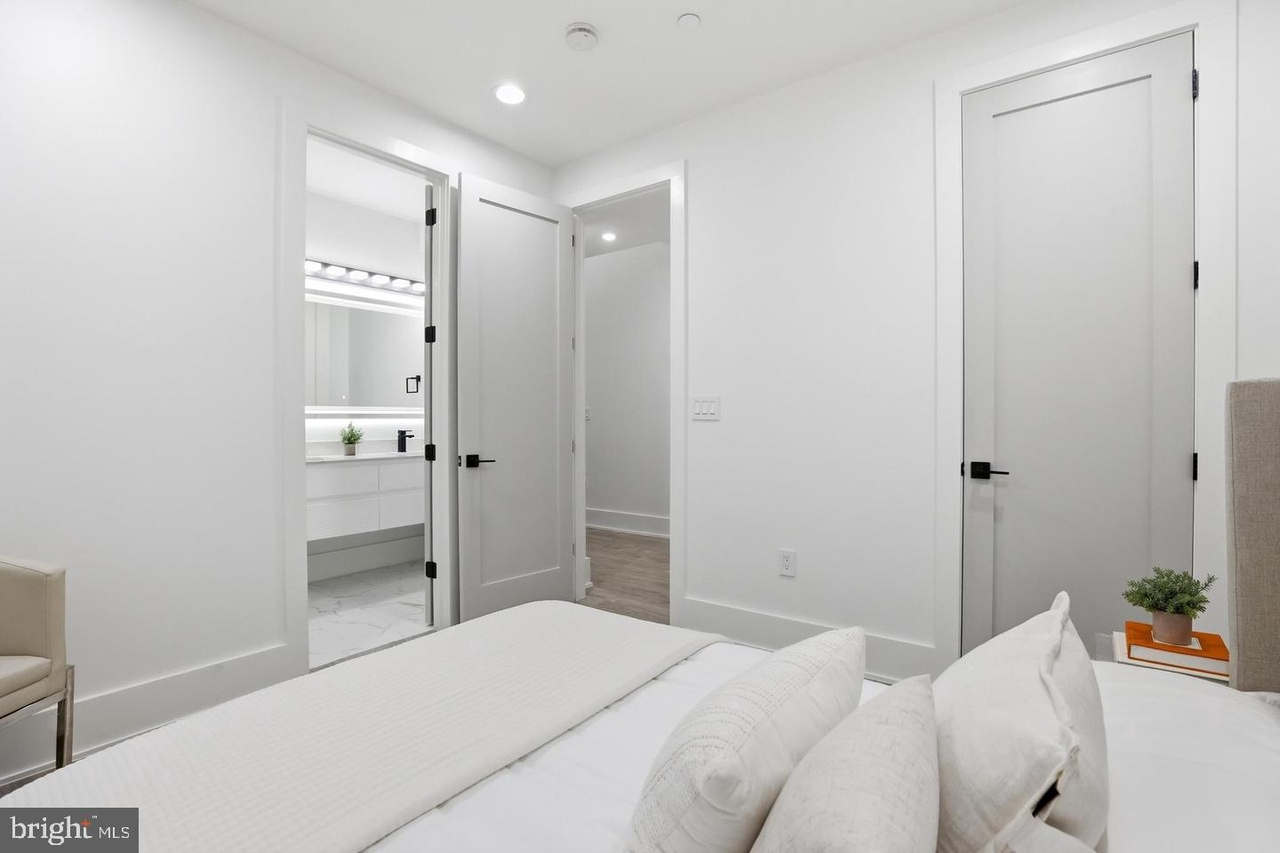 Captivating Furnished Condo With Modern Interiors, In-Unit Laundry & Assigned Parking - Photo 7