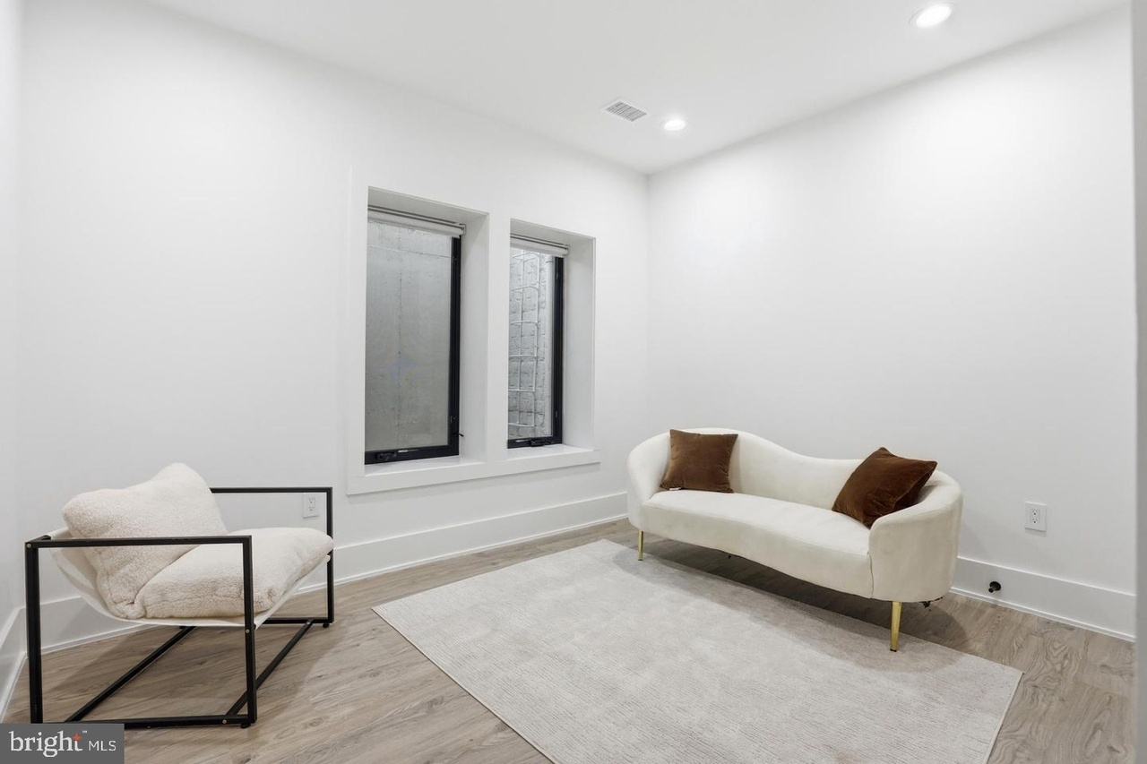 Captivating Furnished Condo With Modern Interiors, In-Unit Laundry & Assigned Parking - Photo 11