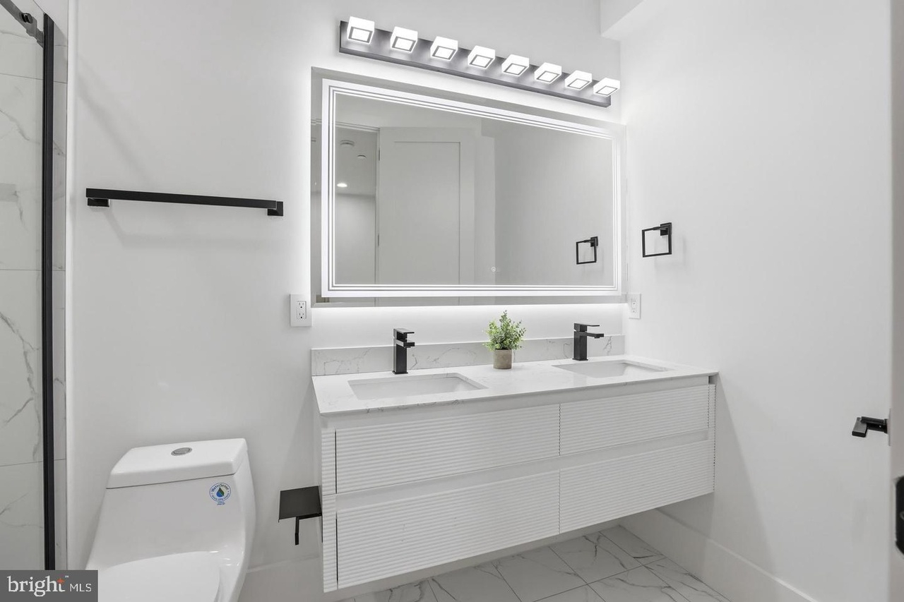 Captivating Furnished Condo With Modern Interiors, In-Unit Laundry & Assigned Parking - Photo 8