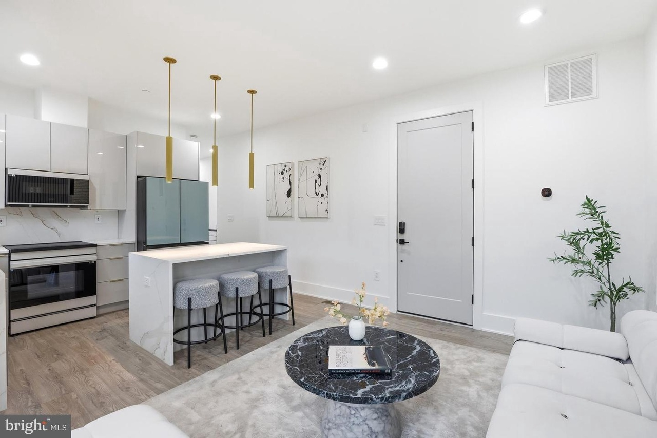 Captivating Furnished Condo With Modern Interiors, In-Unit Laundry & Assigned Parking - Photo 2