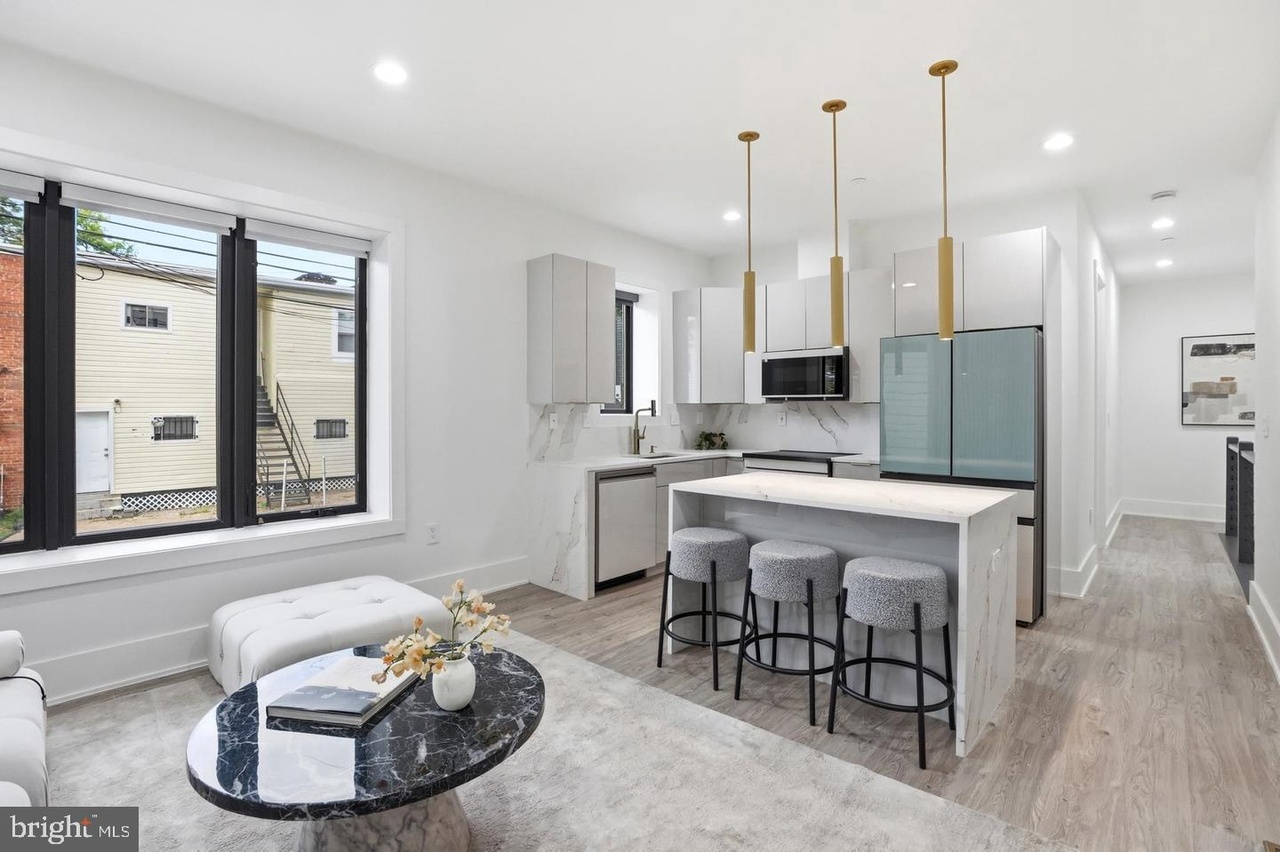 Captivating Furnished Condo With Modern Interiors, In-Unit Laundry & Assigned Parking - Photo 1