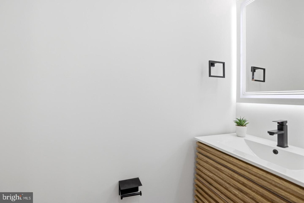 Captivating Furnished Condo With Modern Interiors, In-Unit Laundry & Assigned Parking - Photo 4