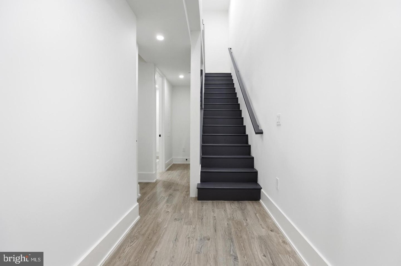 Captivating Furnished Condo With Modern Interiors, In-Unit Laundry & Assigned Parking - Photo 6