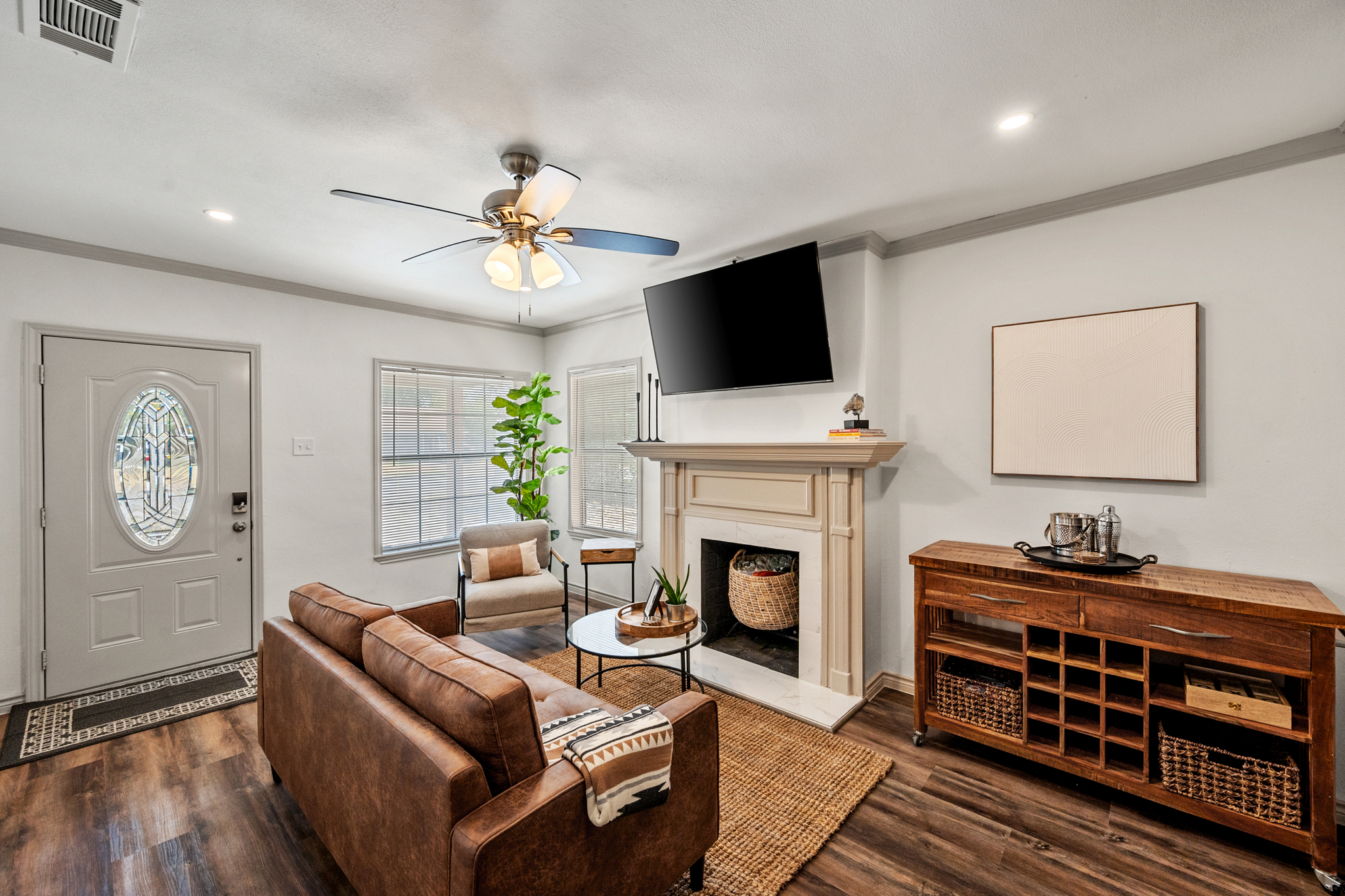 Remodeled 3BR by TCU · King Suite & Fenced Yard - Photo 3