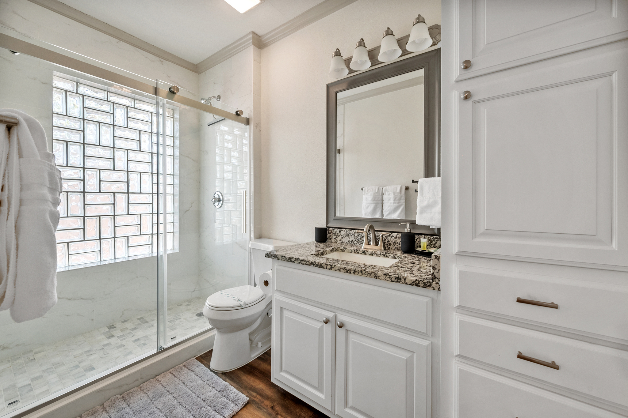 Remodeled 3BR by TCU · King Suite & Fenced Yard - Photo 10