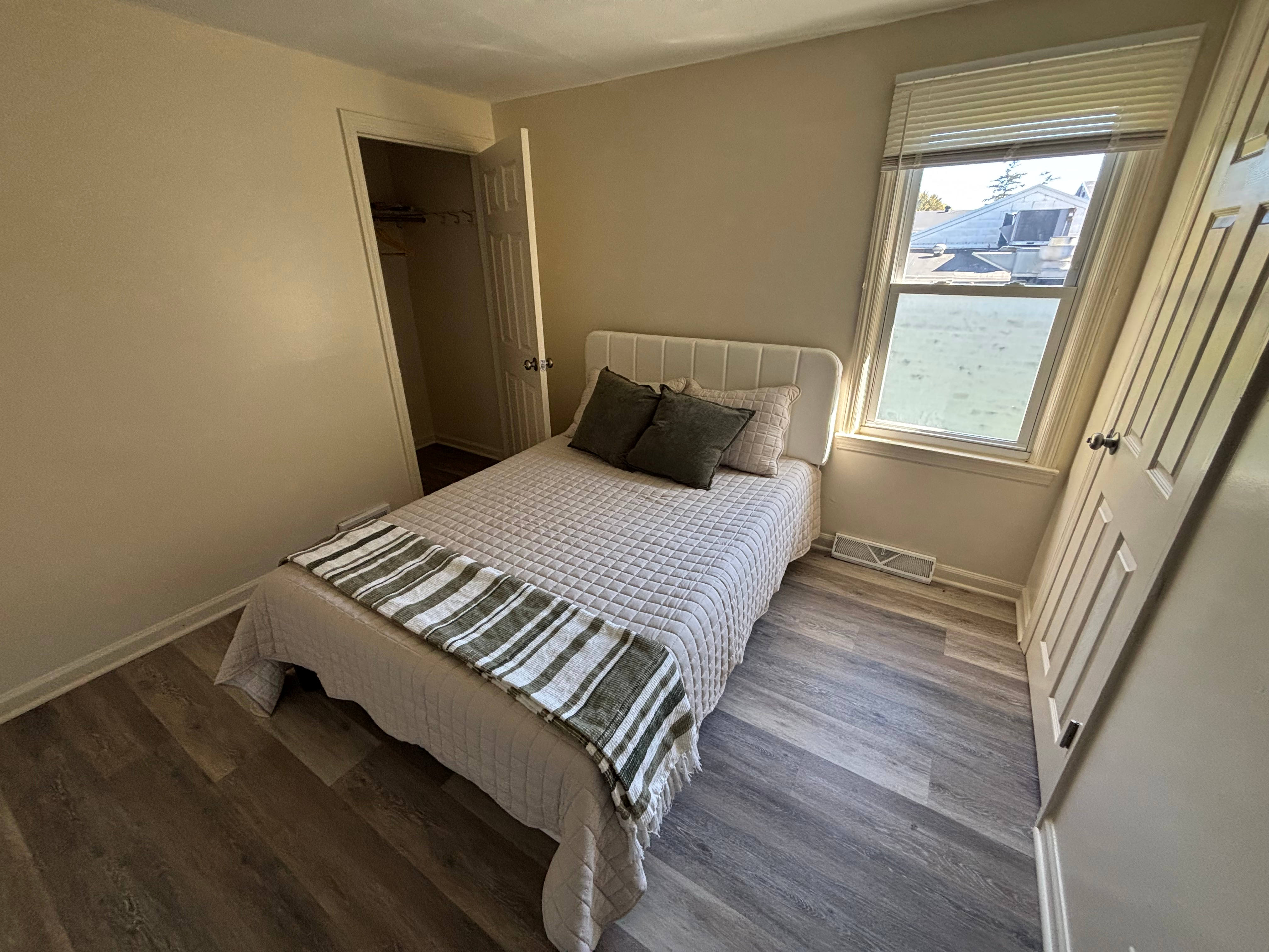 2-Bed Gem with 2-Car Garage - Photo 4