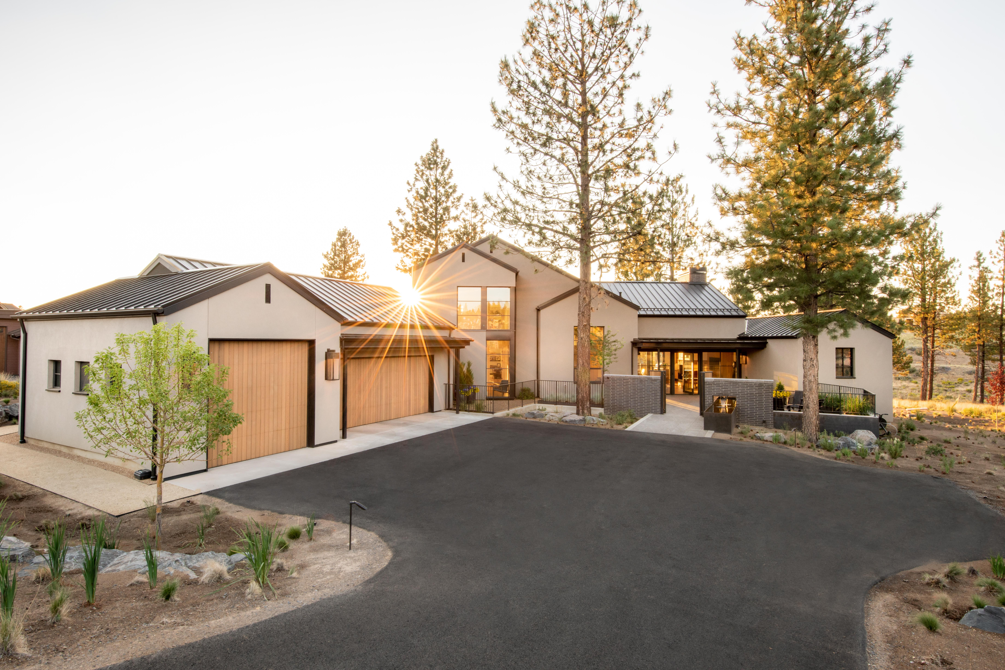 March-April 2027 Luxury Furnished Home in Gated Tetherow - Quiet West Bend Retreat - Photo 1