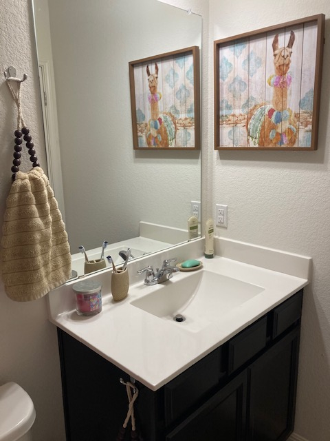 Pet-Friendly Furnished 3BR Home | WiFi, Office & Fenced Yard - Photo 6