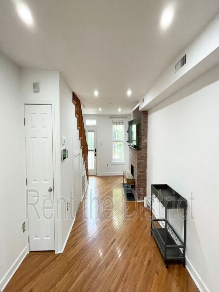 Pet-Friendly Capitol Hill 2BR | 2 Parking Spaces | Flexible 3-12 Month Leases - Photo 2