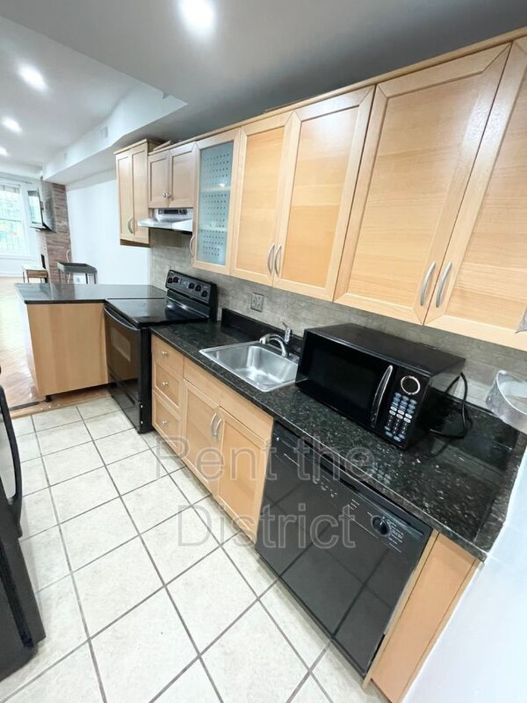 Pet-Friendly Capitol Hill 2BR | 2 Parking Spaces | Flexible 3-12 Month Leases - Photo 6
