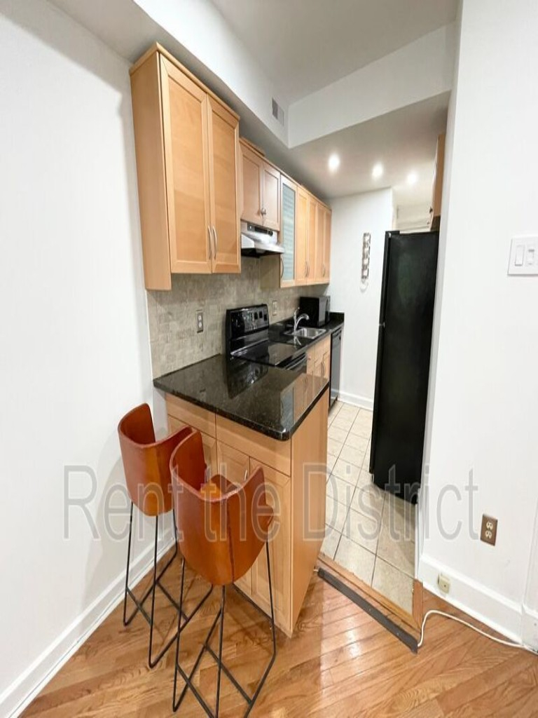 Pet-Friendly Capitol Hill 2BR | 2 Parking Spaces | Flexible 3-12 Month Leases - Photo 8