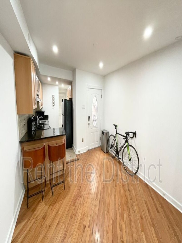 Pet-Friendly Capitol Hill 2BR | 2 Parking Spaces | Flexible 3-12 Month Leases - Photo 5