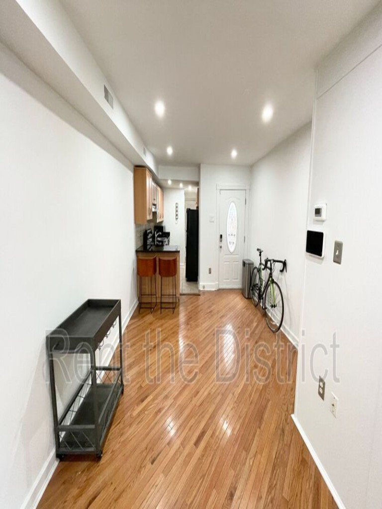 Pet-Friendly Capitol Hill 2BR | 2 Parking Spaces | Flexible 3-12 Month Leases - Photo 4