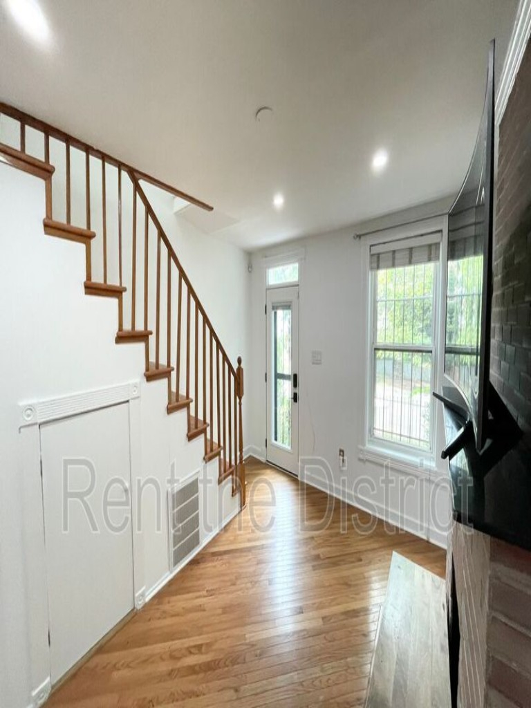 Pet-Friendly Capitol Hill 2BR | 2 Parking Spaces | Flexible 3-12 Month Leases - Photo 3