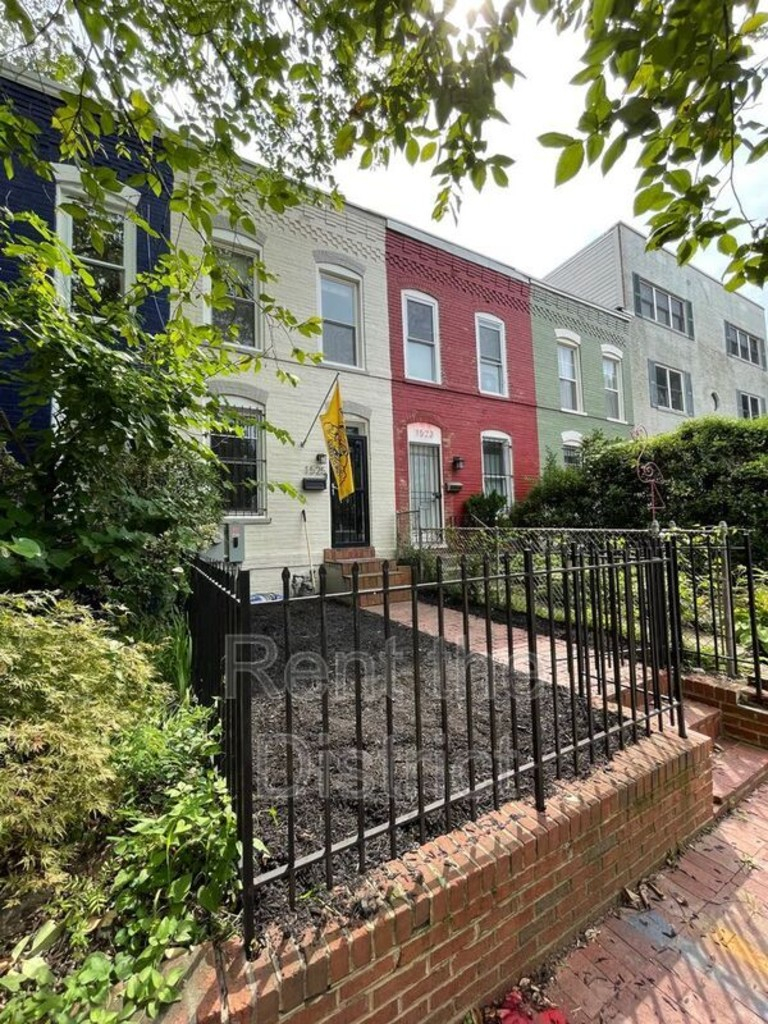Pet-Friendly Capitol Hill 2BR | 2 Parking Spaces | Flexible 3-12 Month Leases - Photo 1